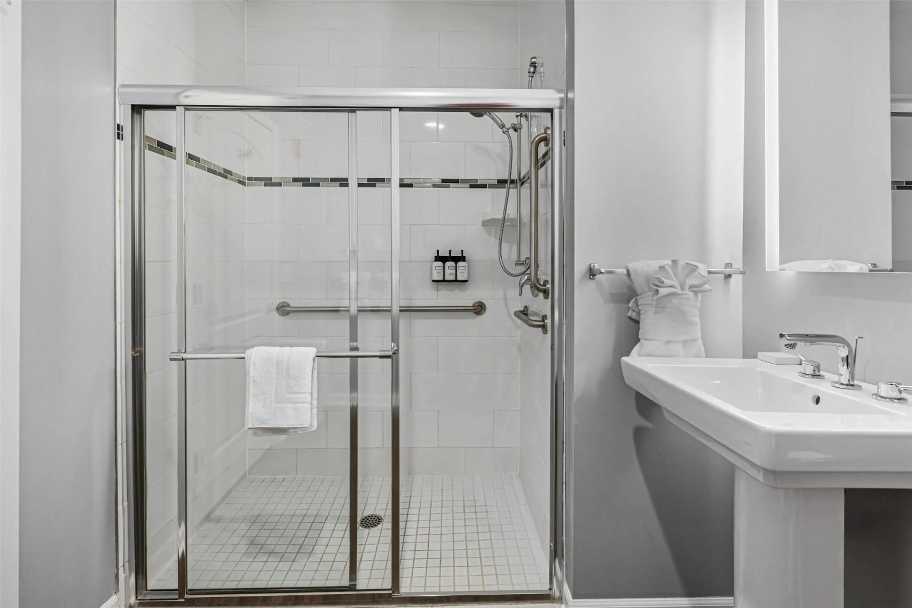 King Room with Roll-In Shower - Disability/Non-Smoking in Hotel Chicago West Loop, SureStay Collection by Best Western