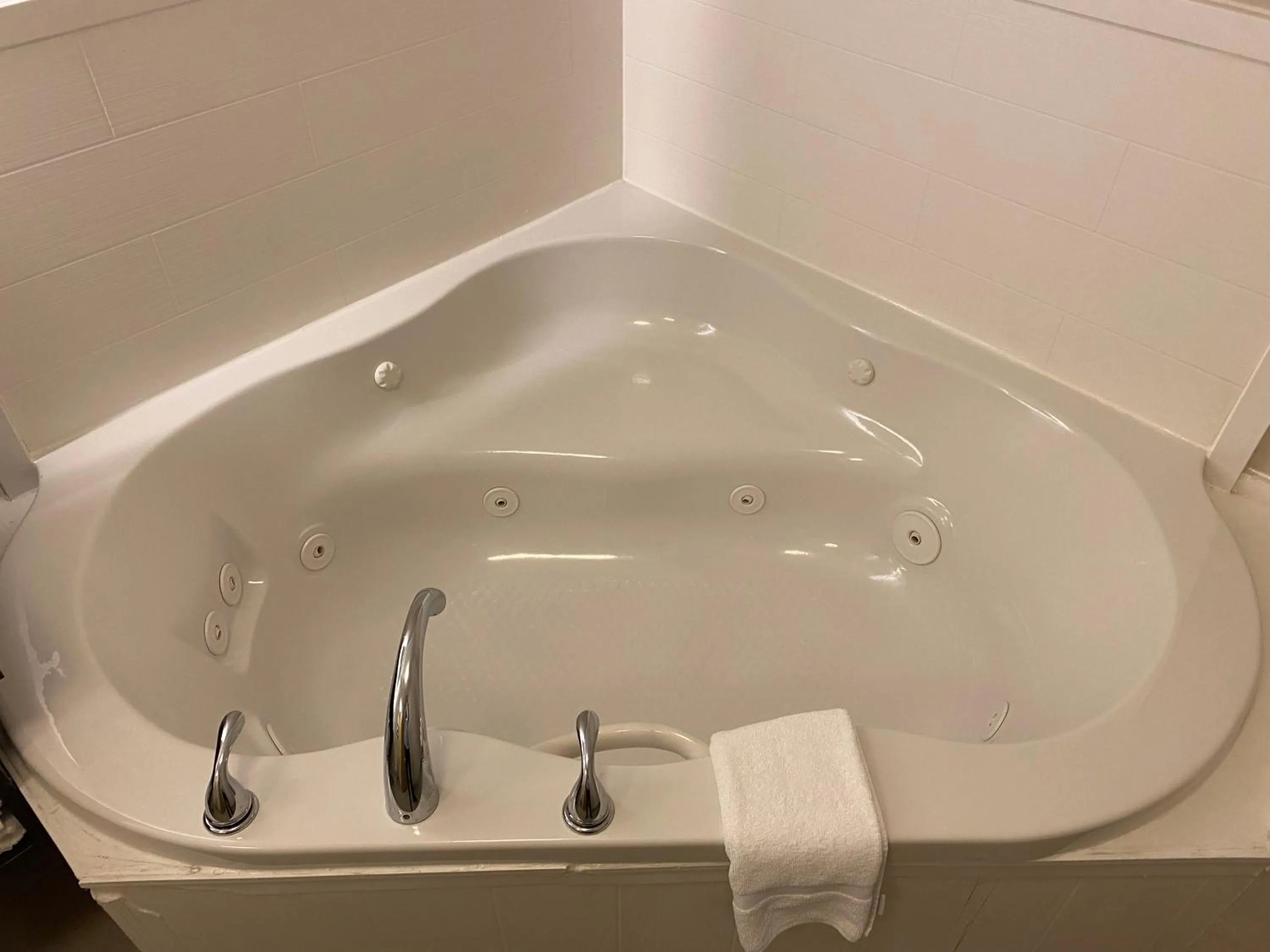 King Suite with Jetted Tub in Holiday Inn Express Metropolis by IHG