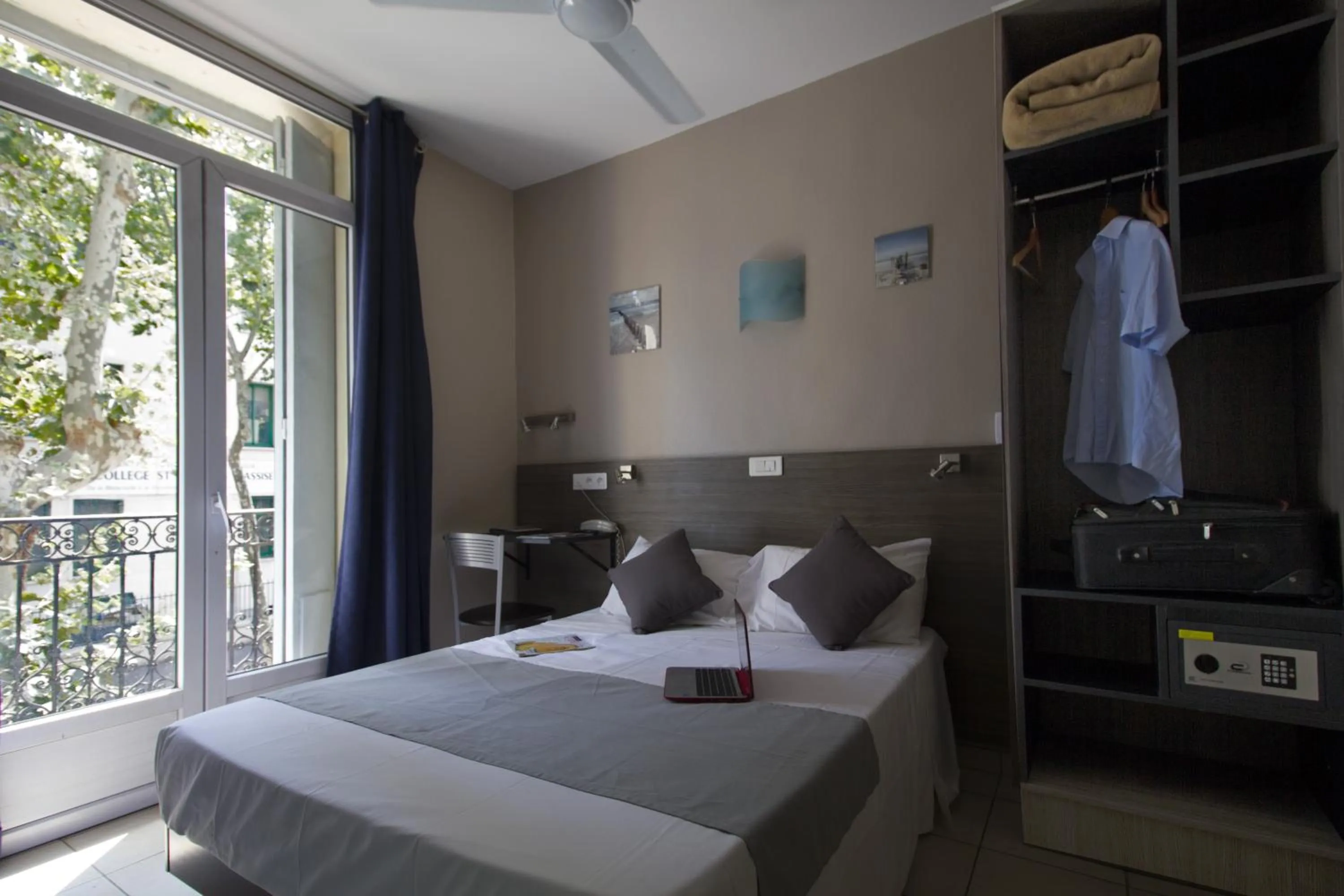 Economy Double Room in Le Strasbourg Hotel