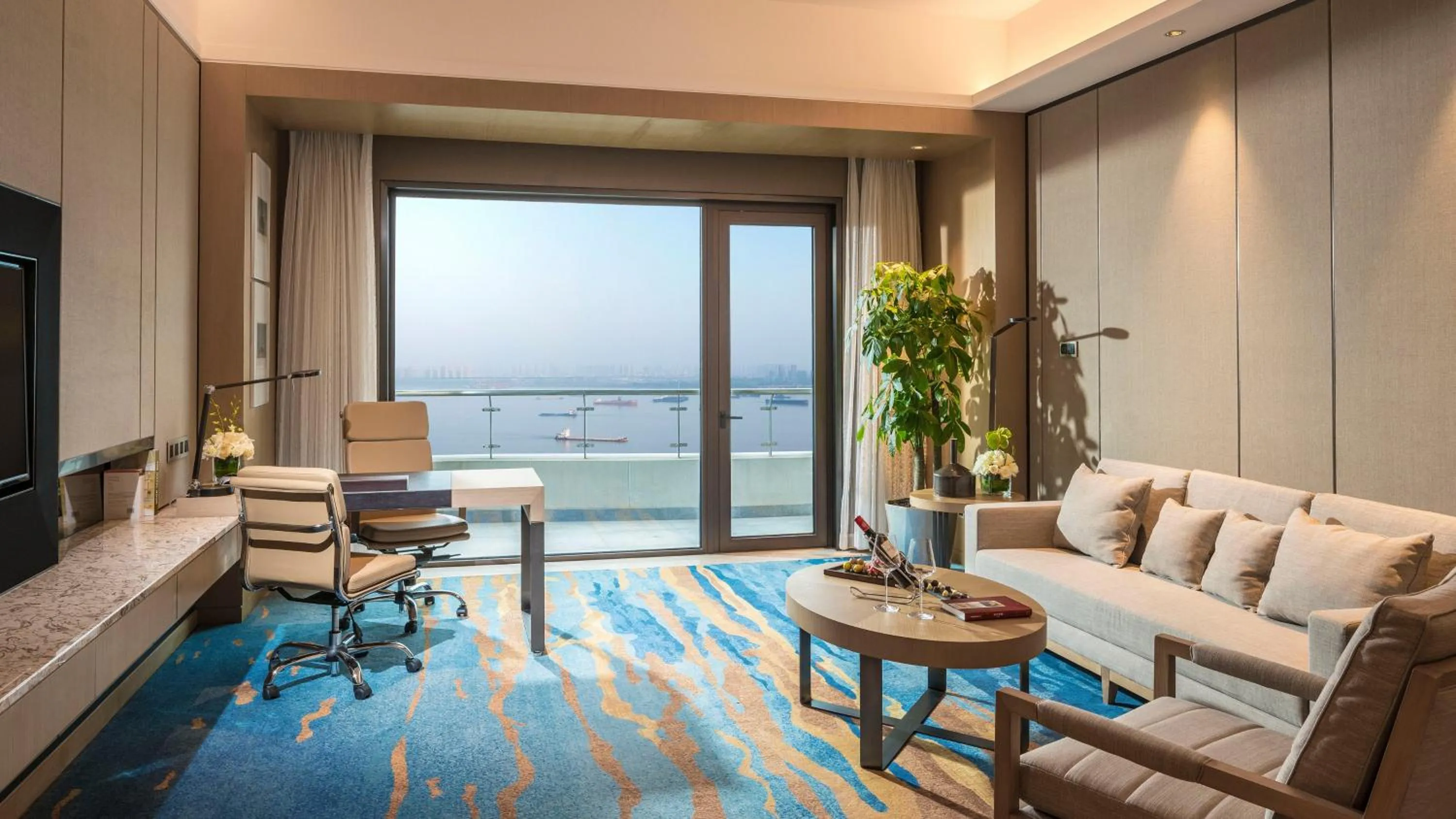One-Bedroom Suite with River View in InterContinental Wuhan by IHG - Yangtze River View