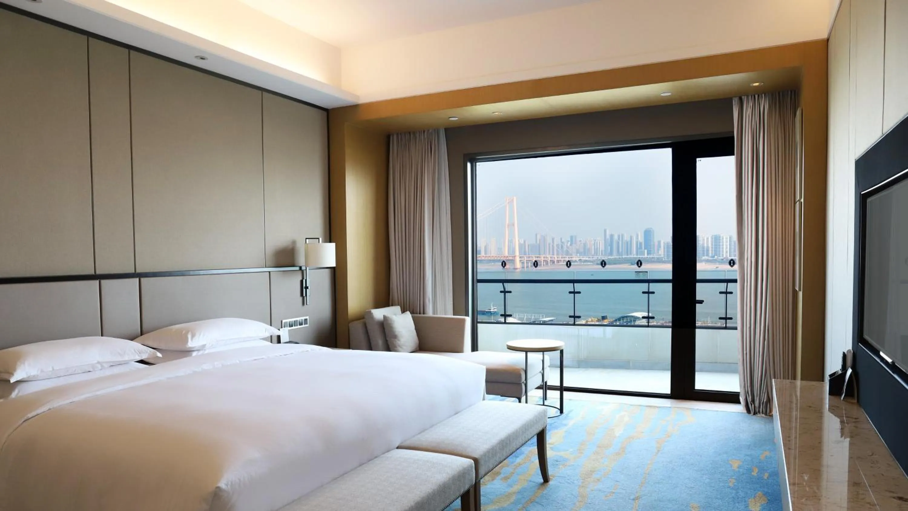 Junior Twin Suite - Club Lounge Access in InterContinental Wuhan by IHG - Yangtze River View