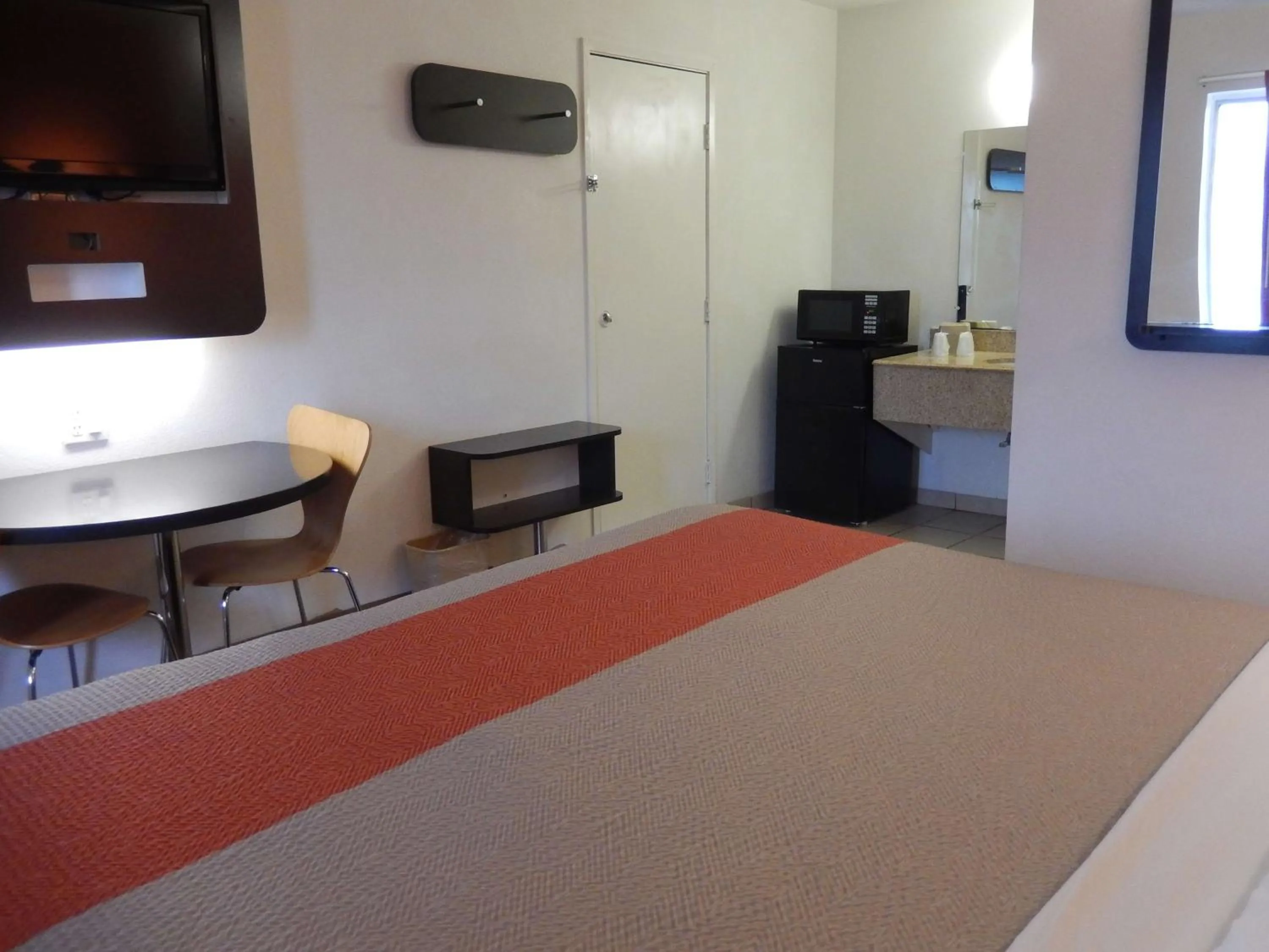 King Room - Disability Access - Non-Smoking in Motel 6-Clute, TX