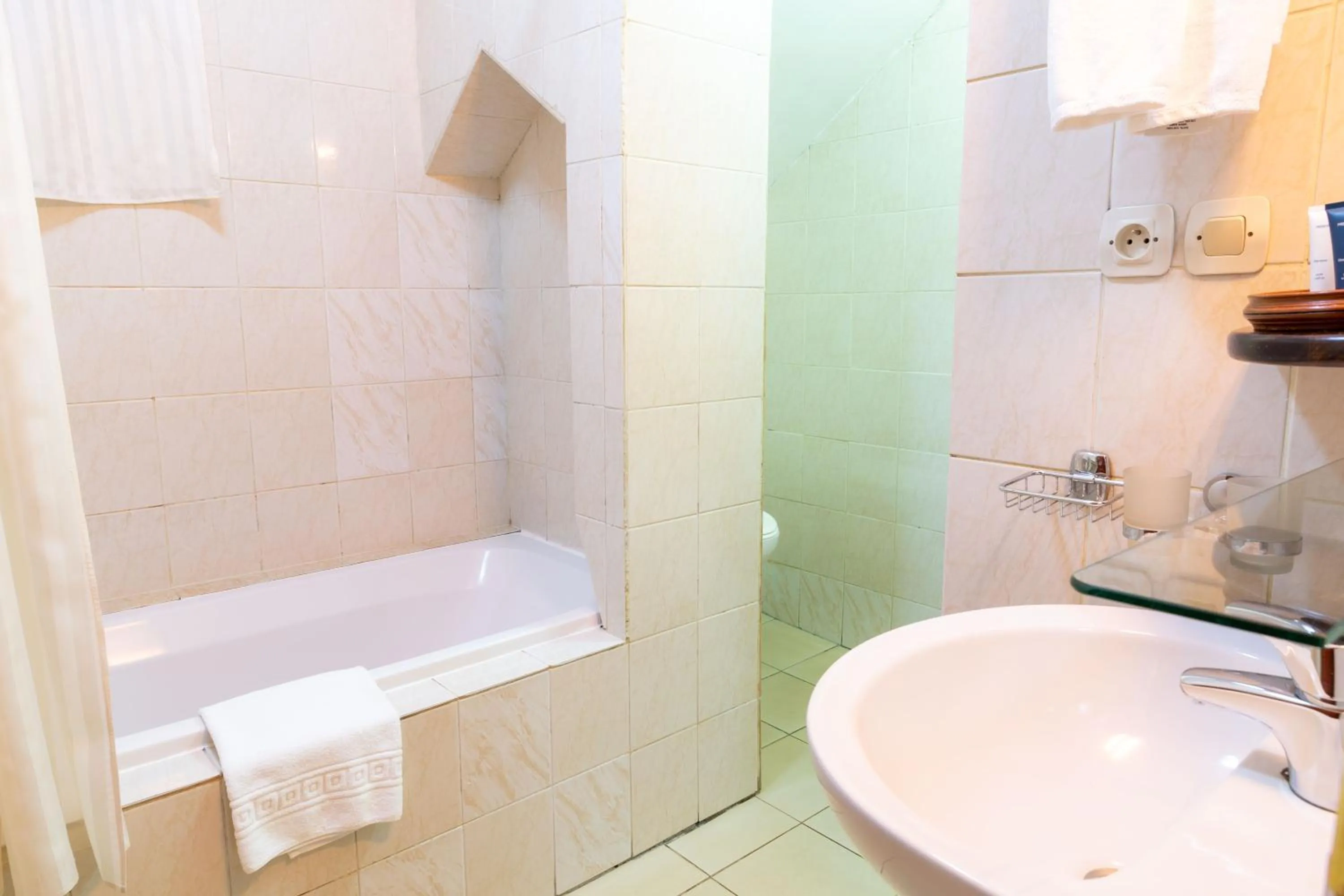 Budget Double Room in Hotel Chez Lando