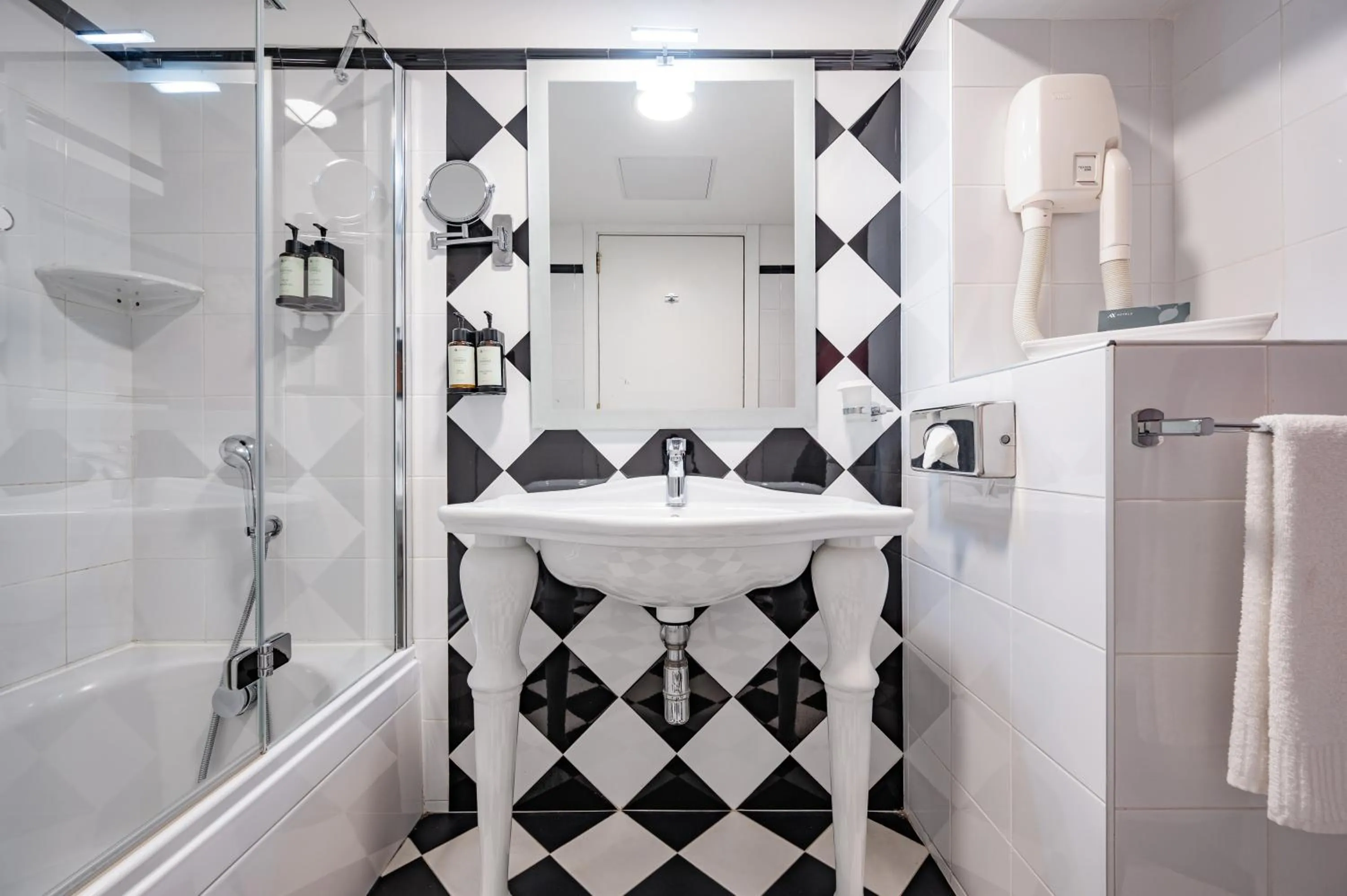 Classic Twin Room in AX The Victoria Hotel