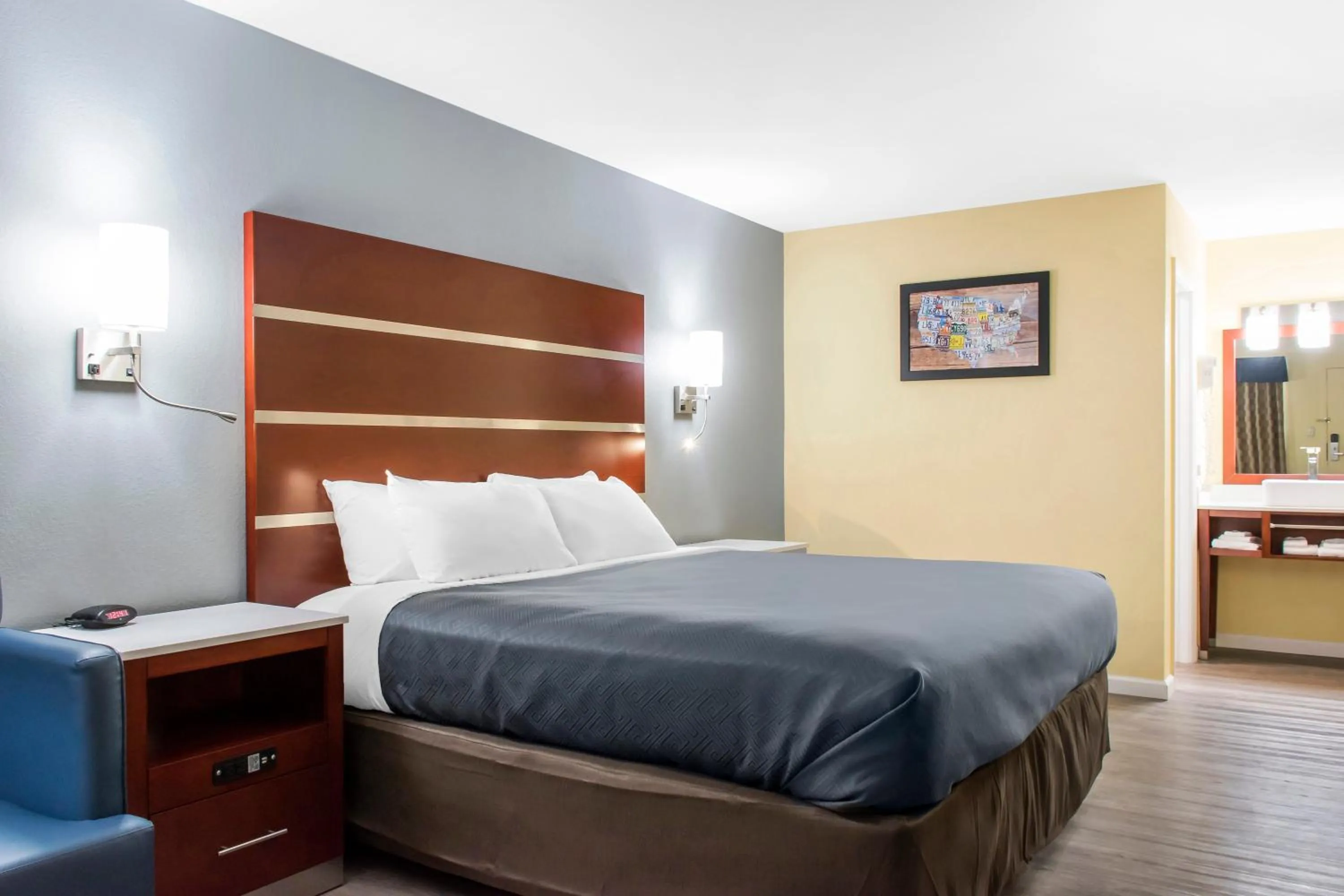 King Room - Non-Smoking in Escape Inn Hershey