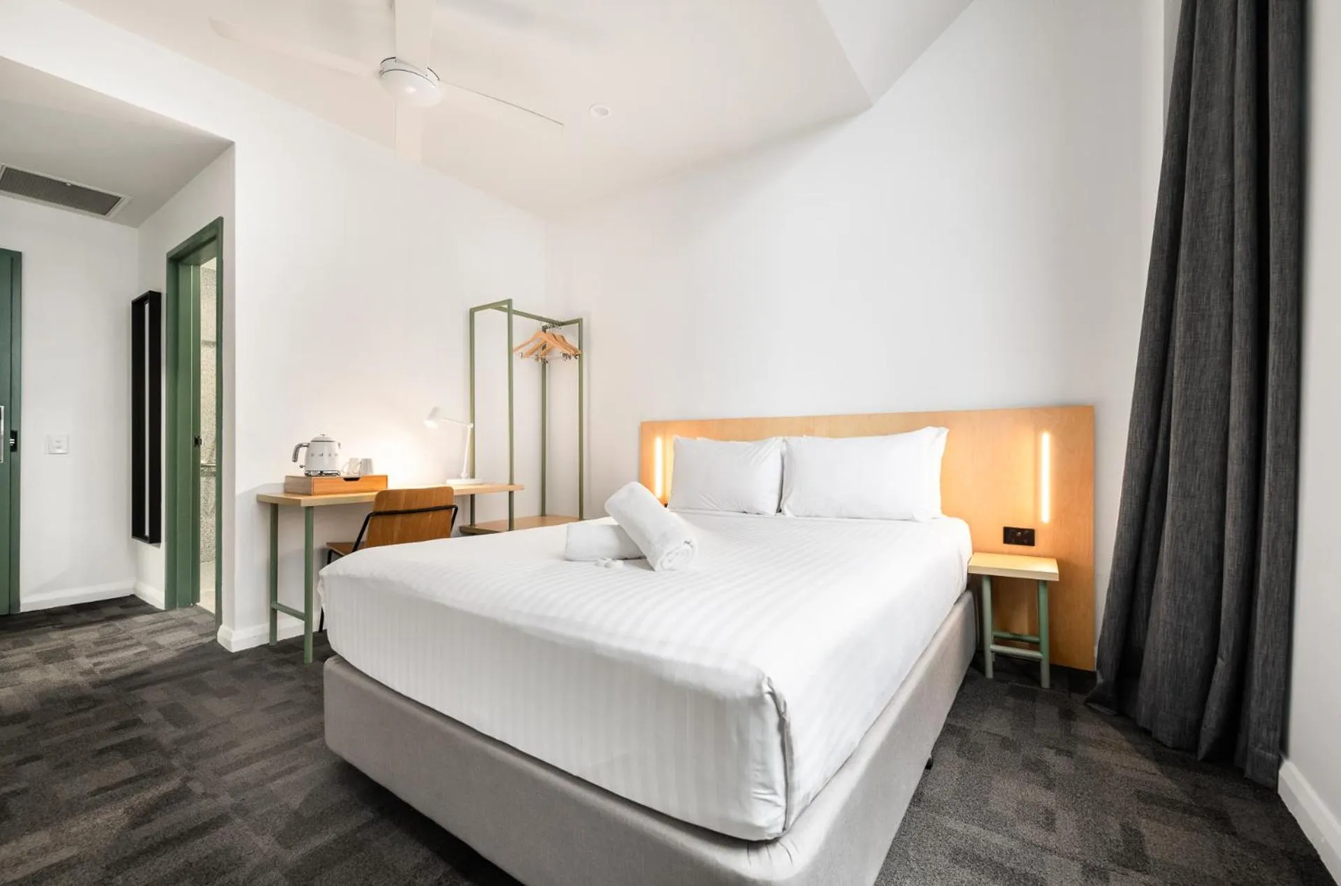 Queen Room with Ensuite in YHA Sydney Central