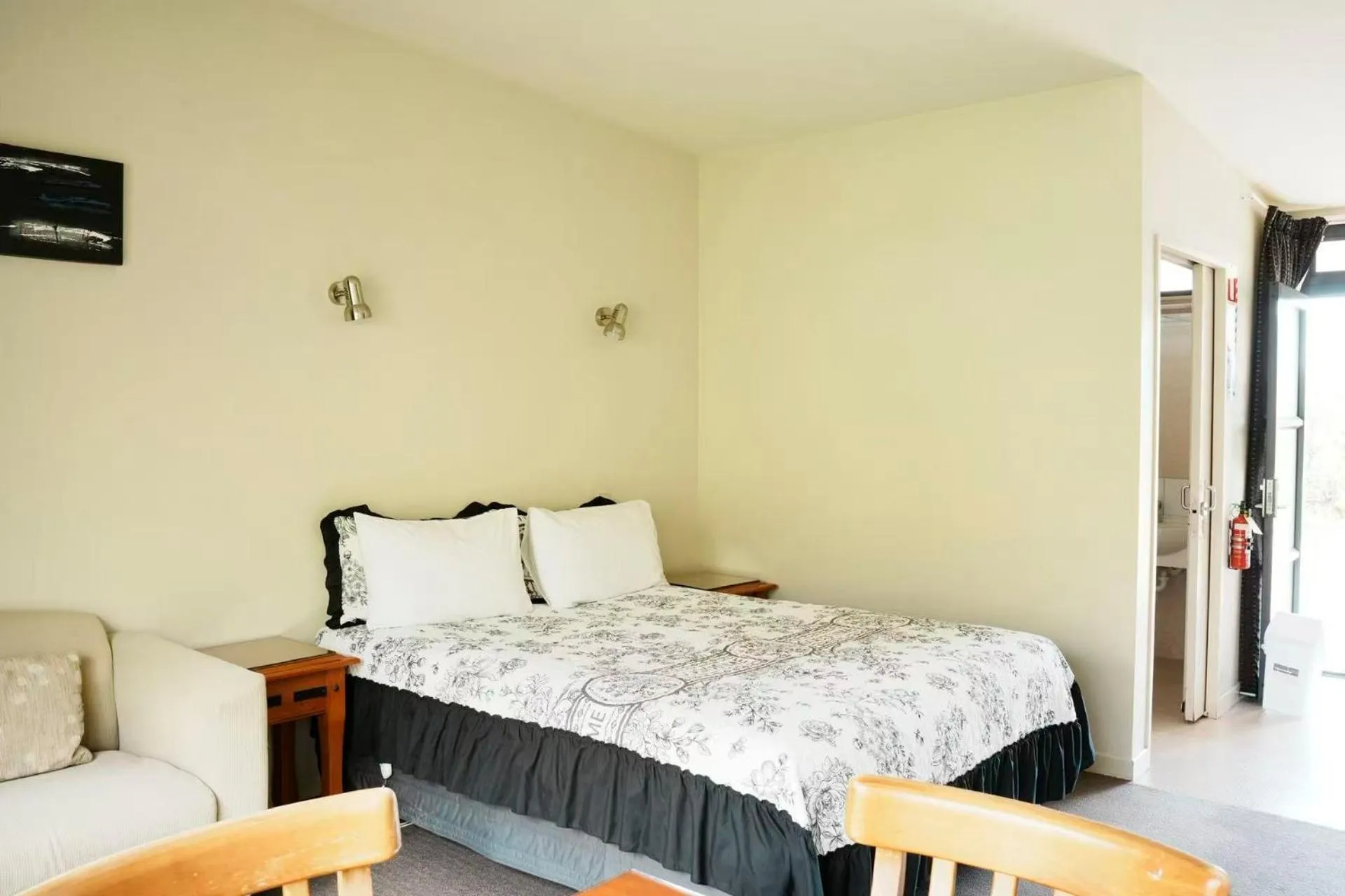 One-Bedroom Apartment with Mountain Views in Sunset Motel