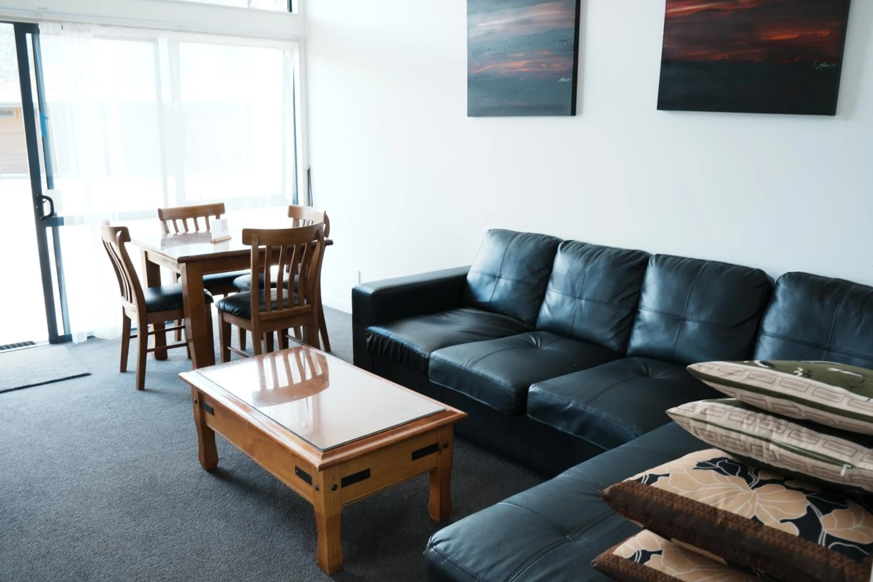 Two-Bedroom Apartment with Mountain View in Sunset Motel