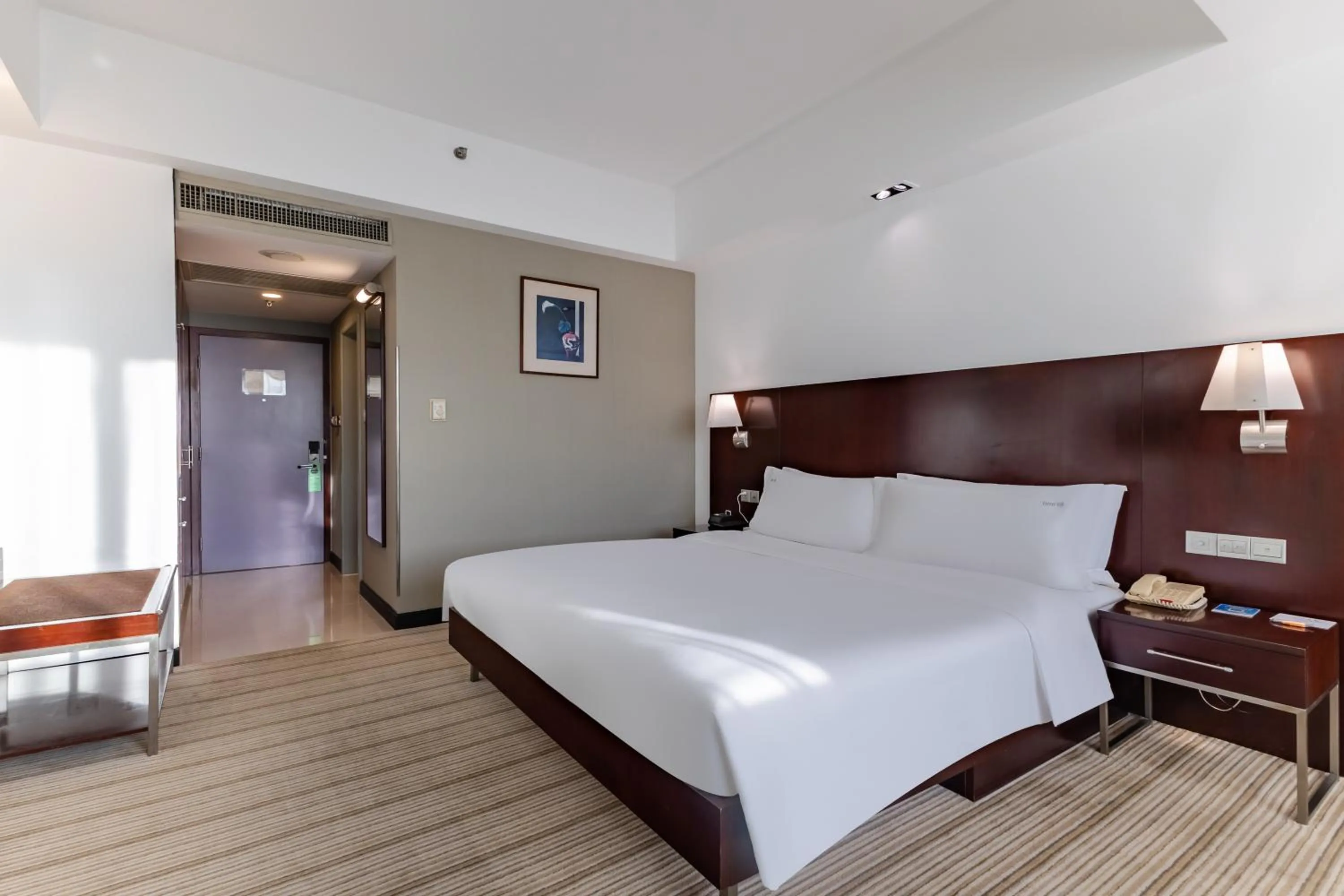 Standard King Room in Holiday Inn Shanghai Vista by IHG - Easy access to travel spot city walk