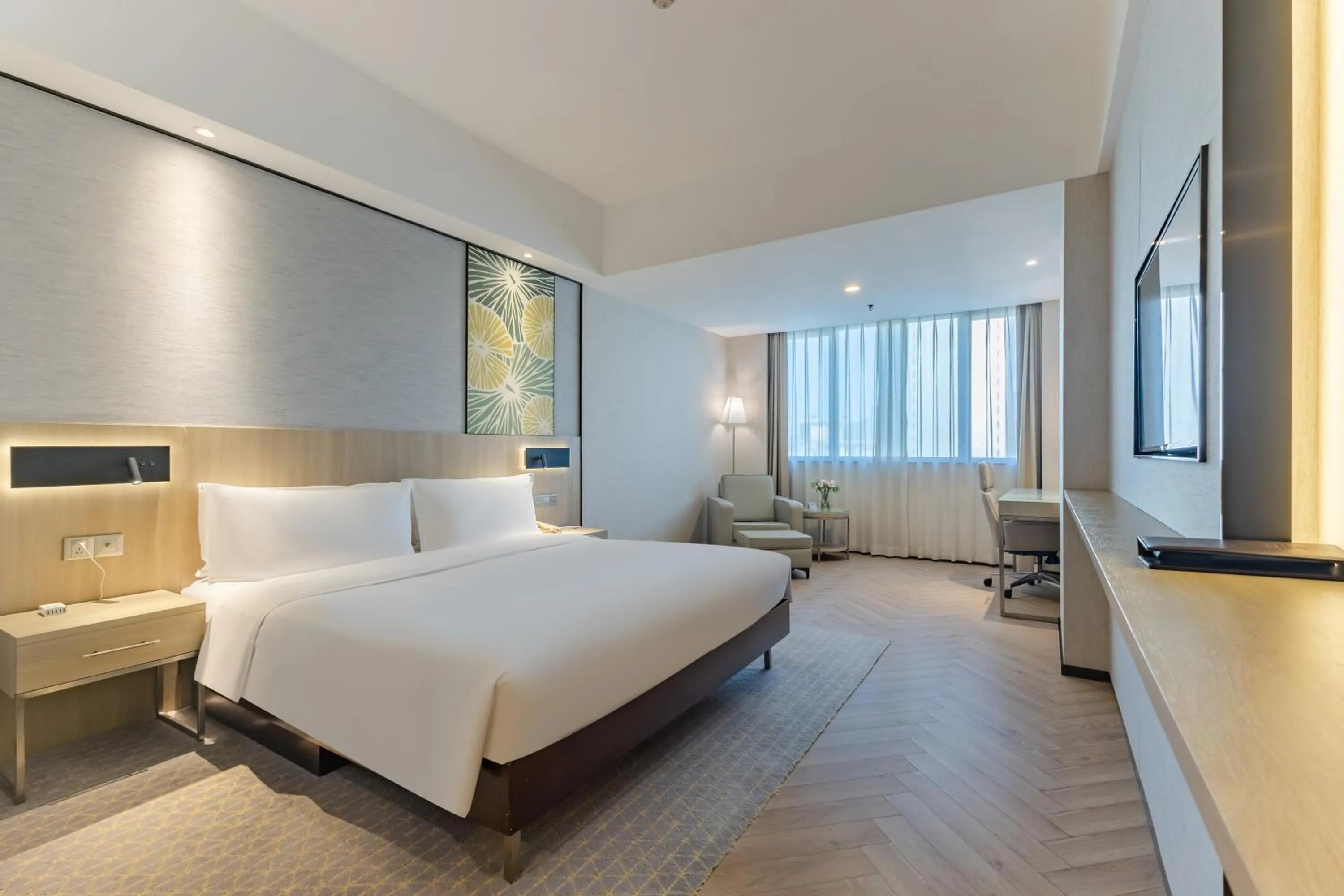 Premium King Room - Lounge Access in Holiday Inn Shanghai Vista Near Jing'an Temple