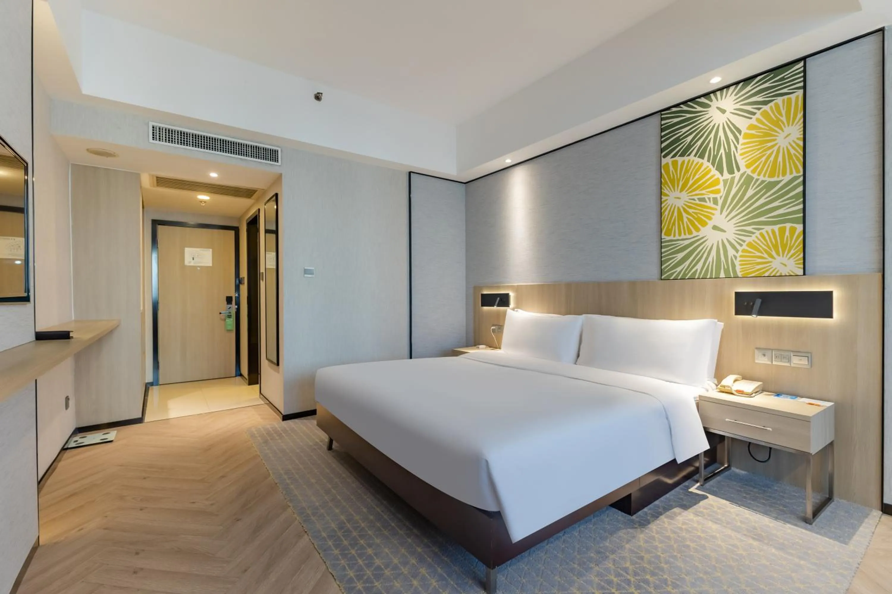 Premium King Room in Holiday Inn Shanghai Vista Near Jing'an Temple