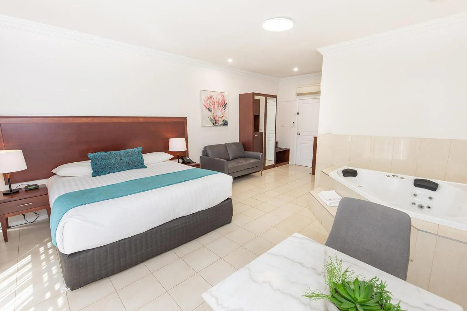 Luxury Suite with Spa Bath in Comfort Inn Deakin Palms