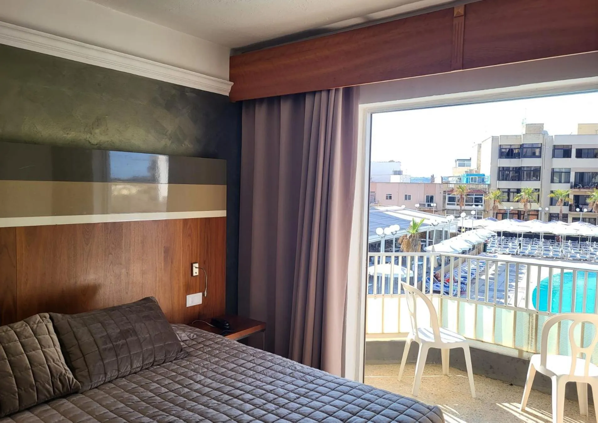 Twin Room with Pool View in Topaz Hotel