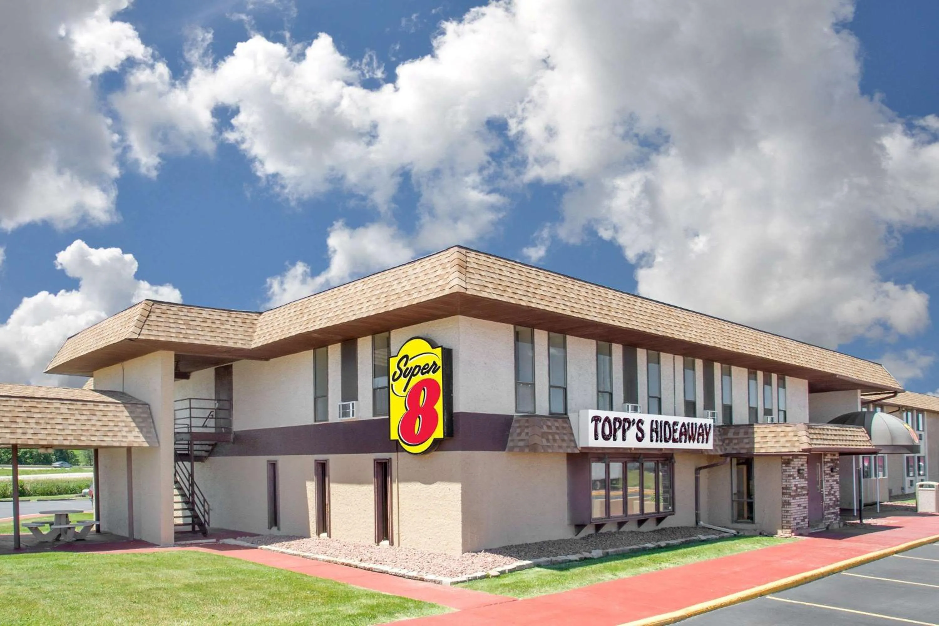 Super 8 by Wyndham Windsor/Madison North