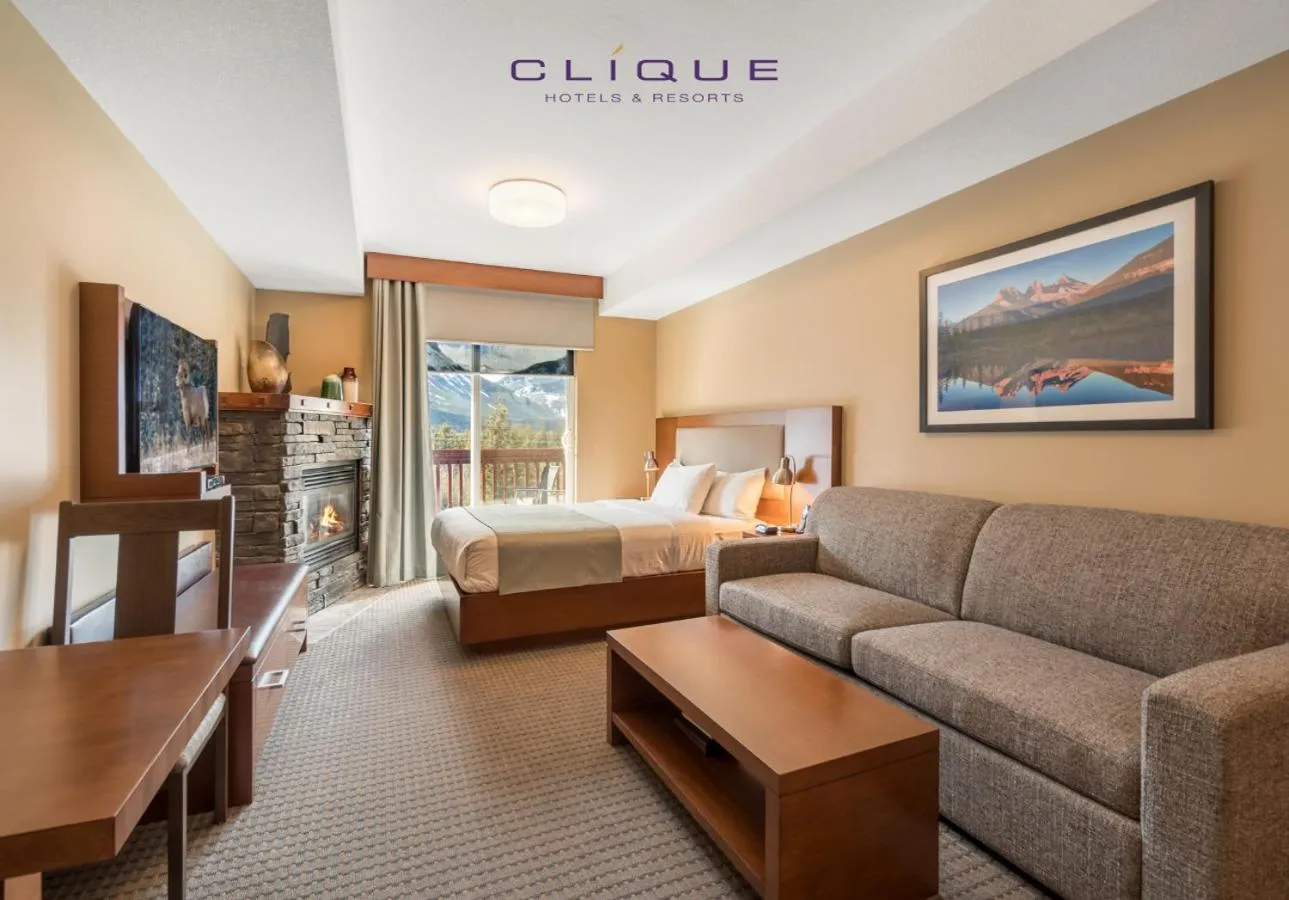 Deluxe Queen Room with Sofa Bed in Falcon Crest Lodge by CLIQUE