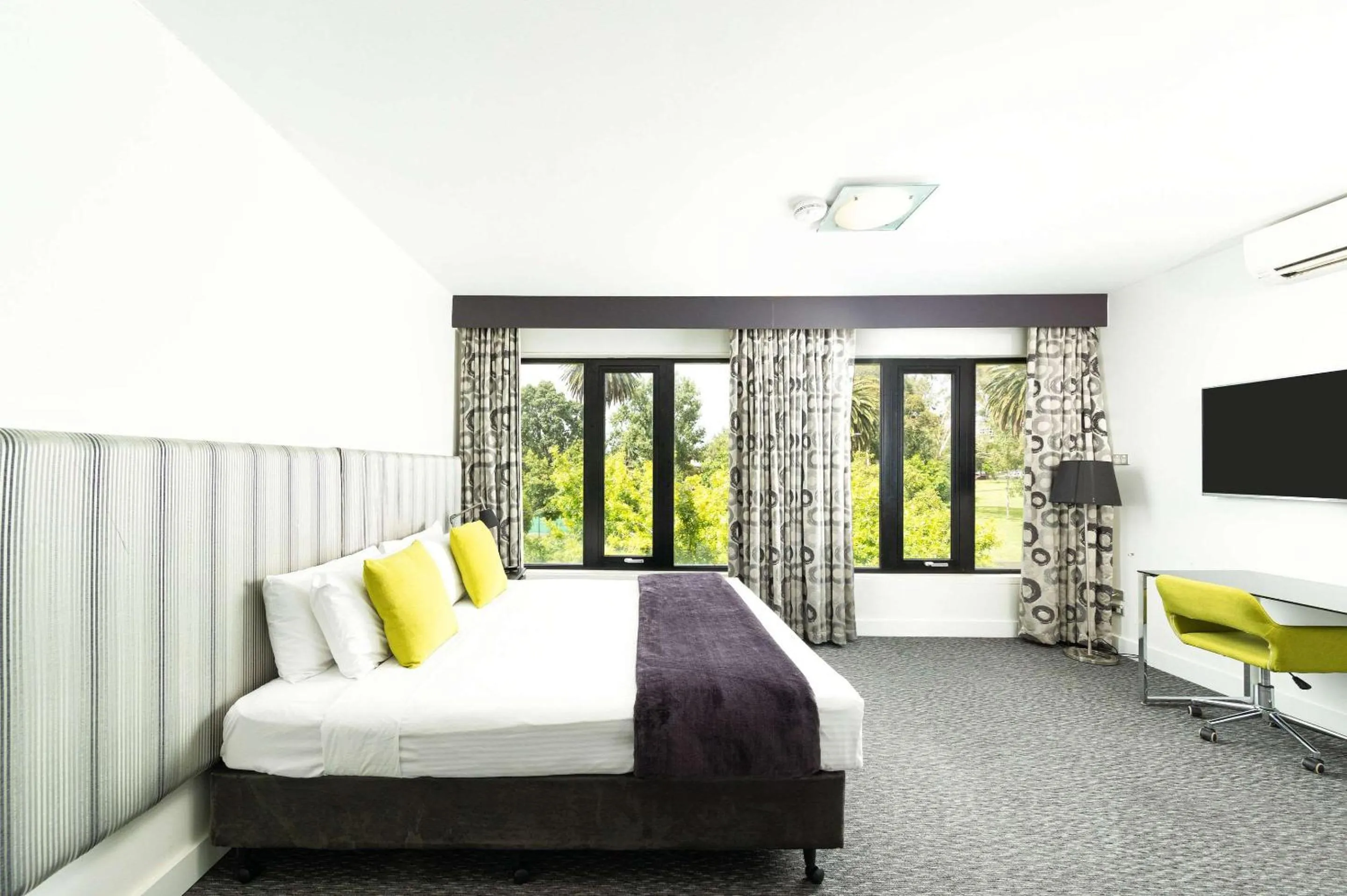 King Suite in Comfort Hotel East Melbourne