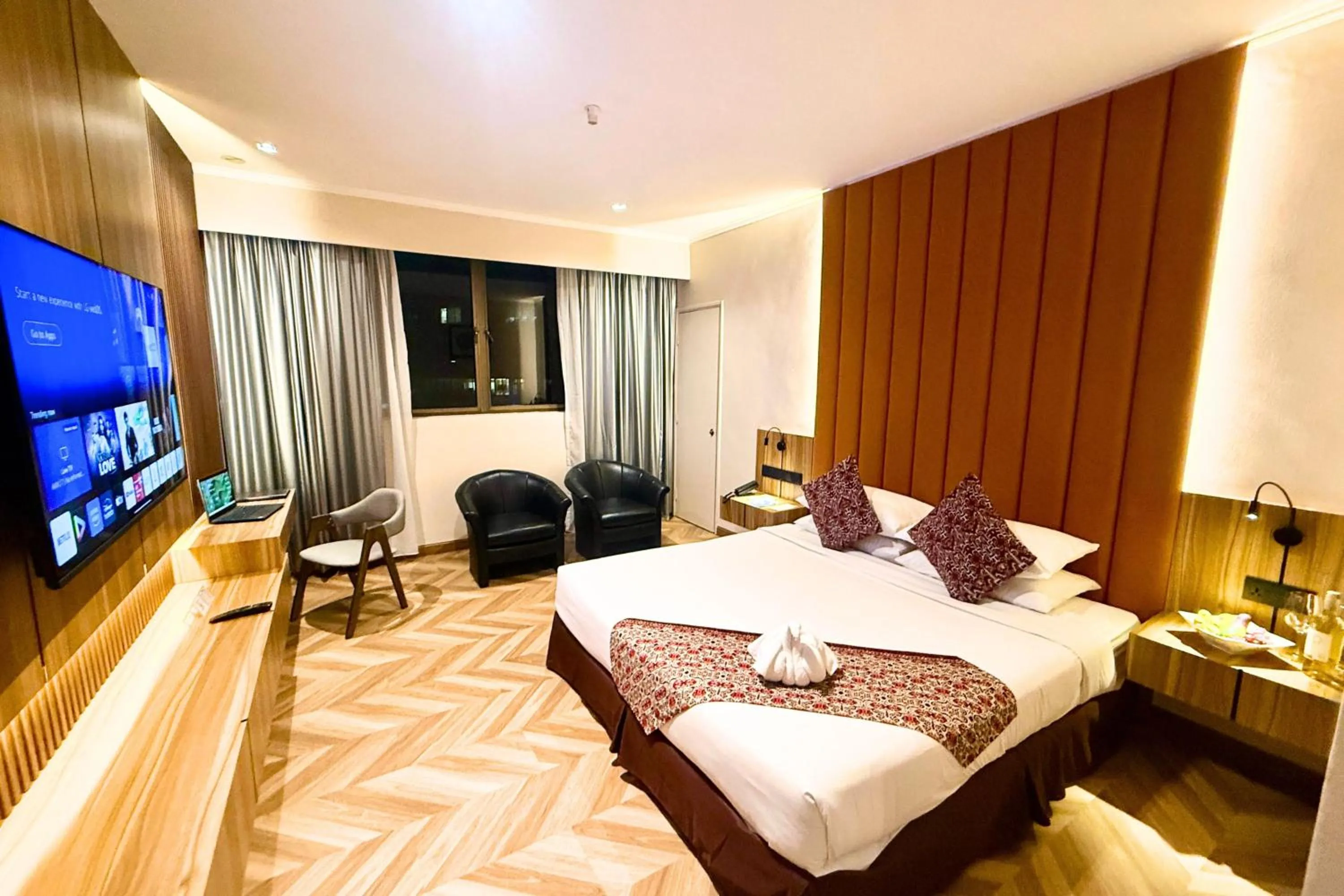 Deluxe Double Room with Hill View in Hotel Shangri-la Kota Kinabalu