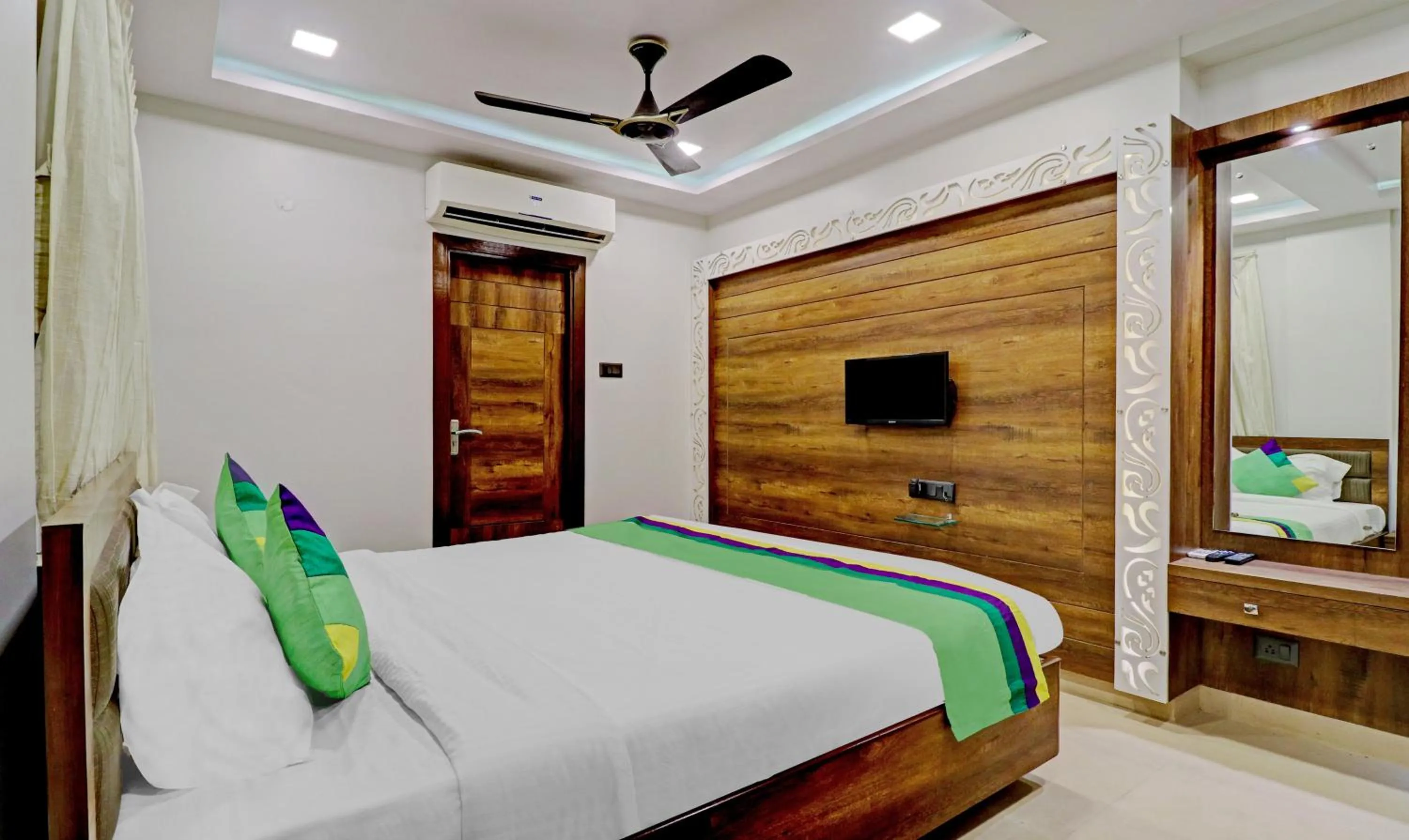 Deluxe Room - single occupancy in Treebo Orion Sapphire, Beck Bagan