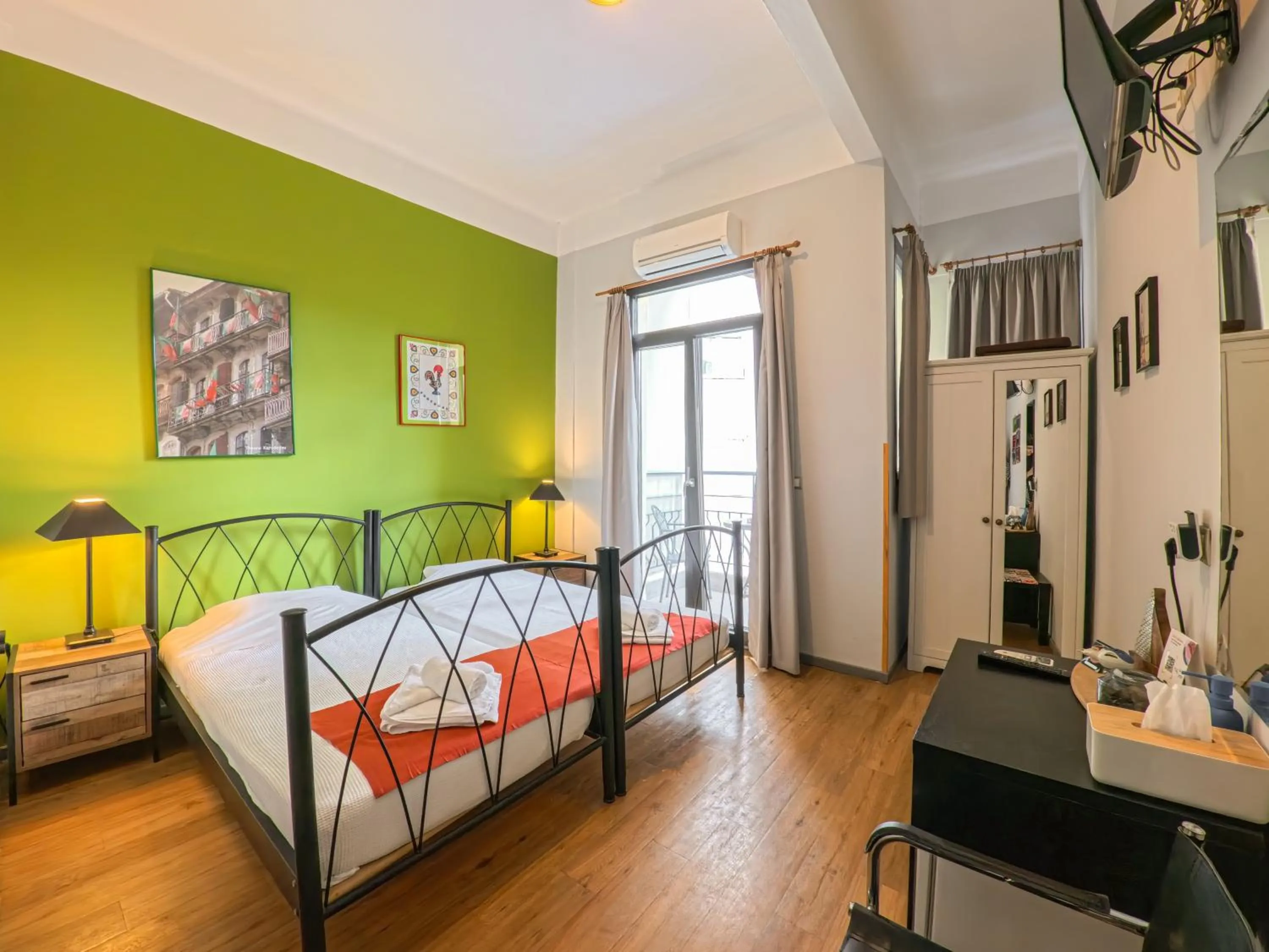 Twin Room with Balcony in RentRooms Thessaloniki