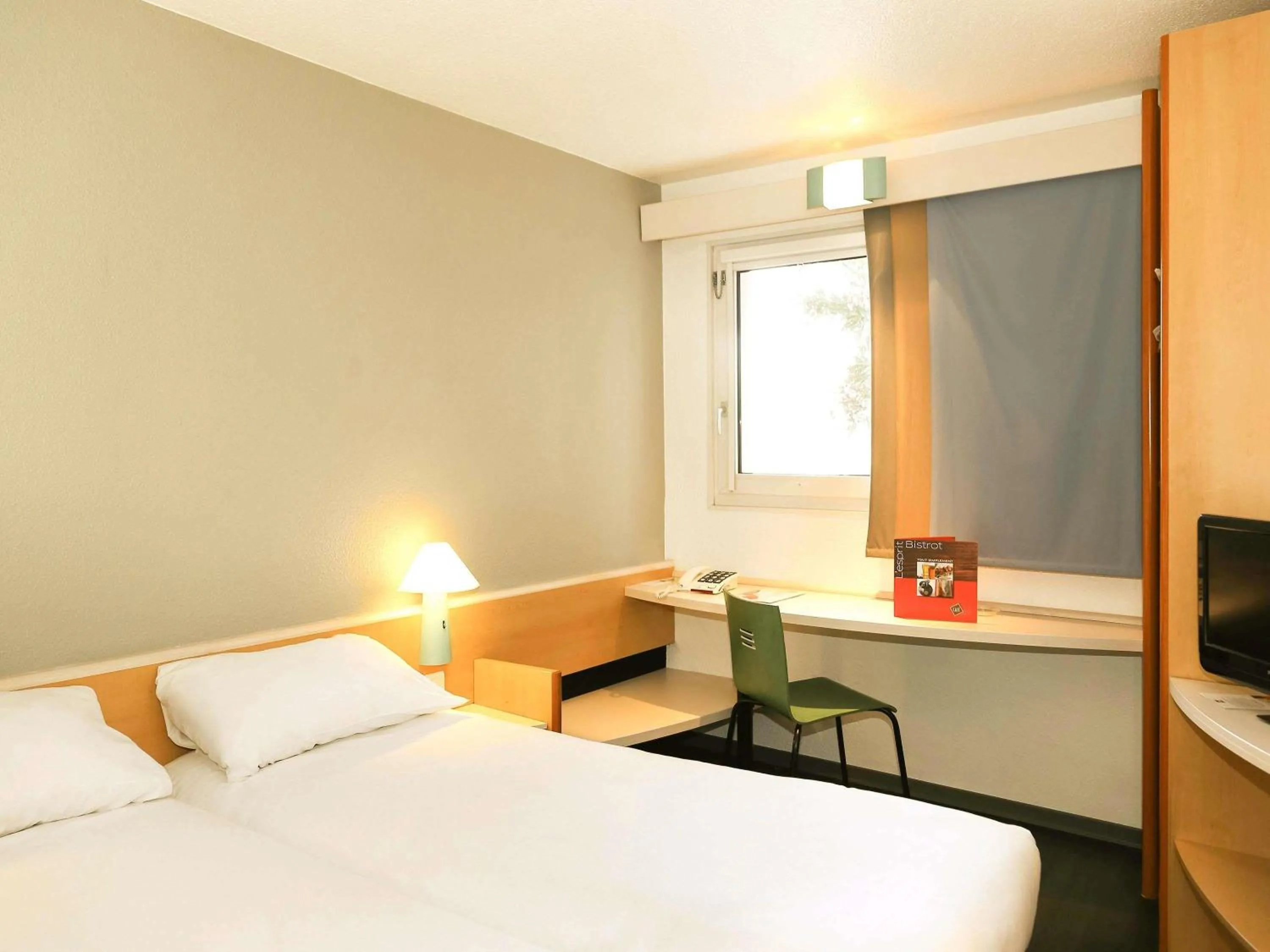 Standard Room with 2 Single Beds in ibis Orange Centre Echangeur A7 A9