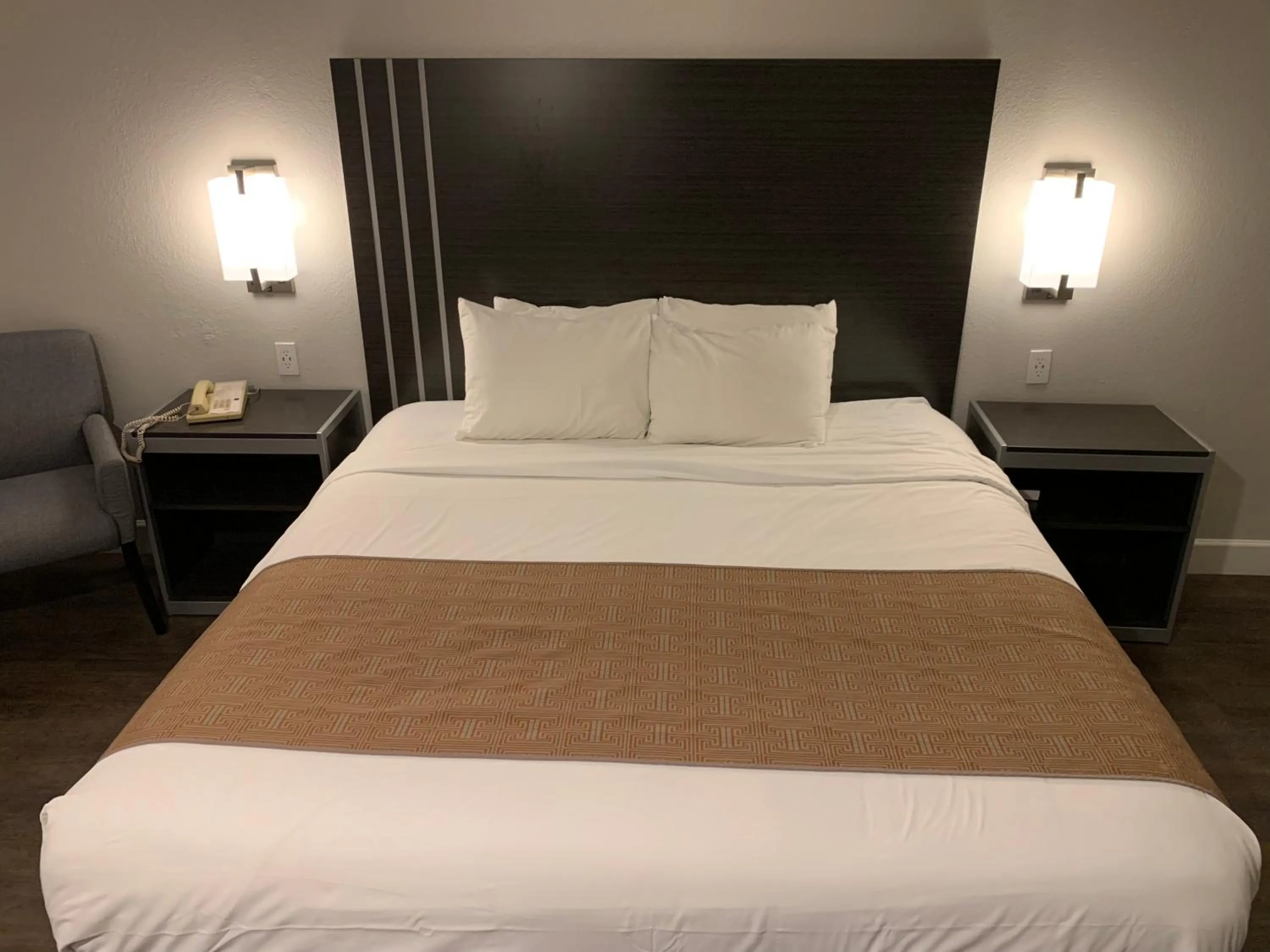 Queen Room - Disability Access in Sand Castle Inn