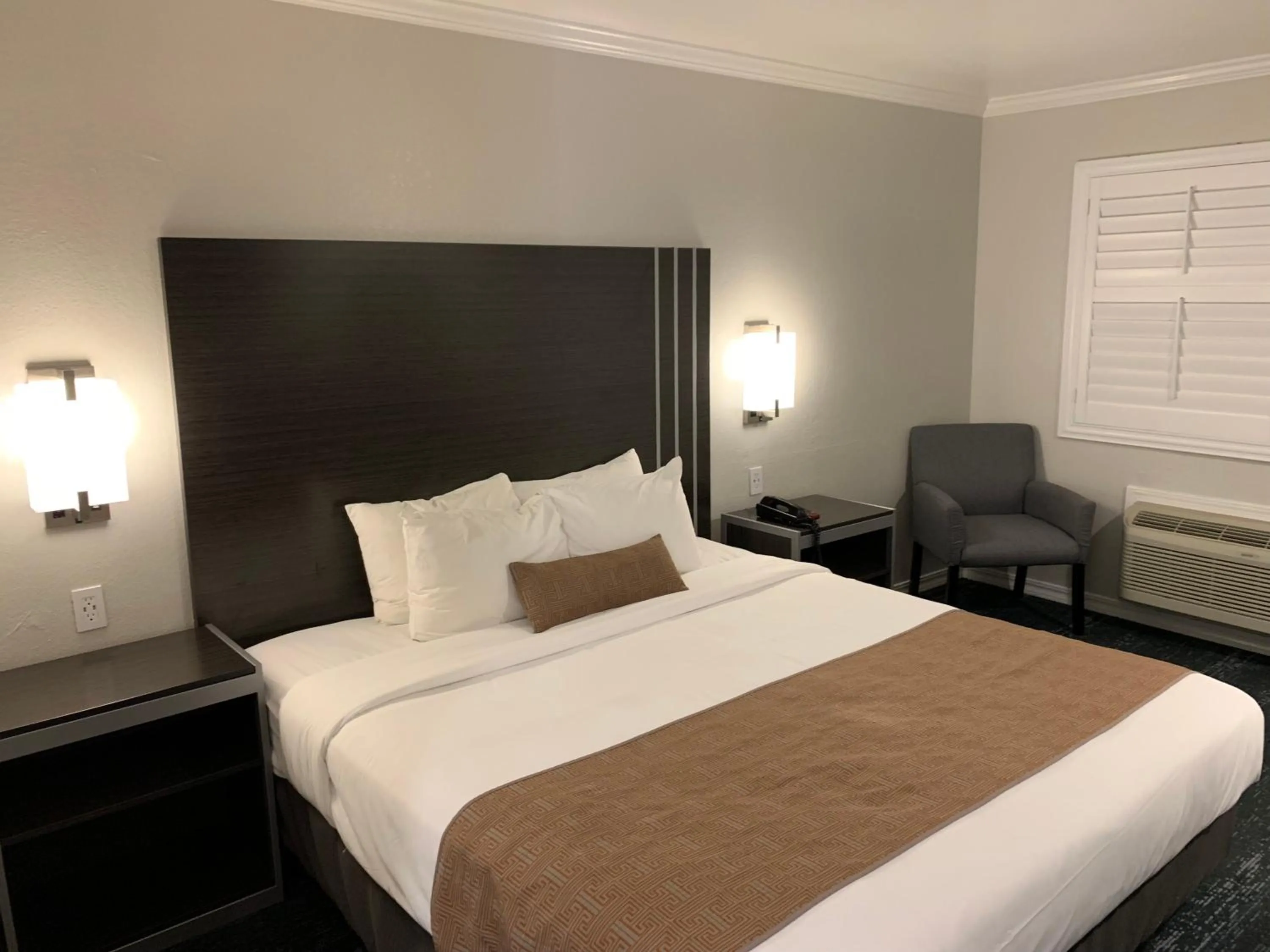 Deluxe King Room in Sand Castle Inn