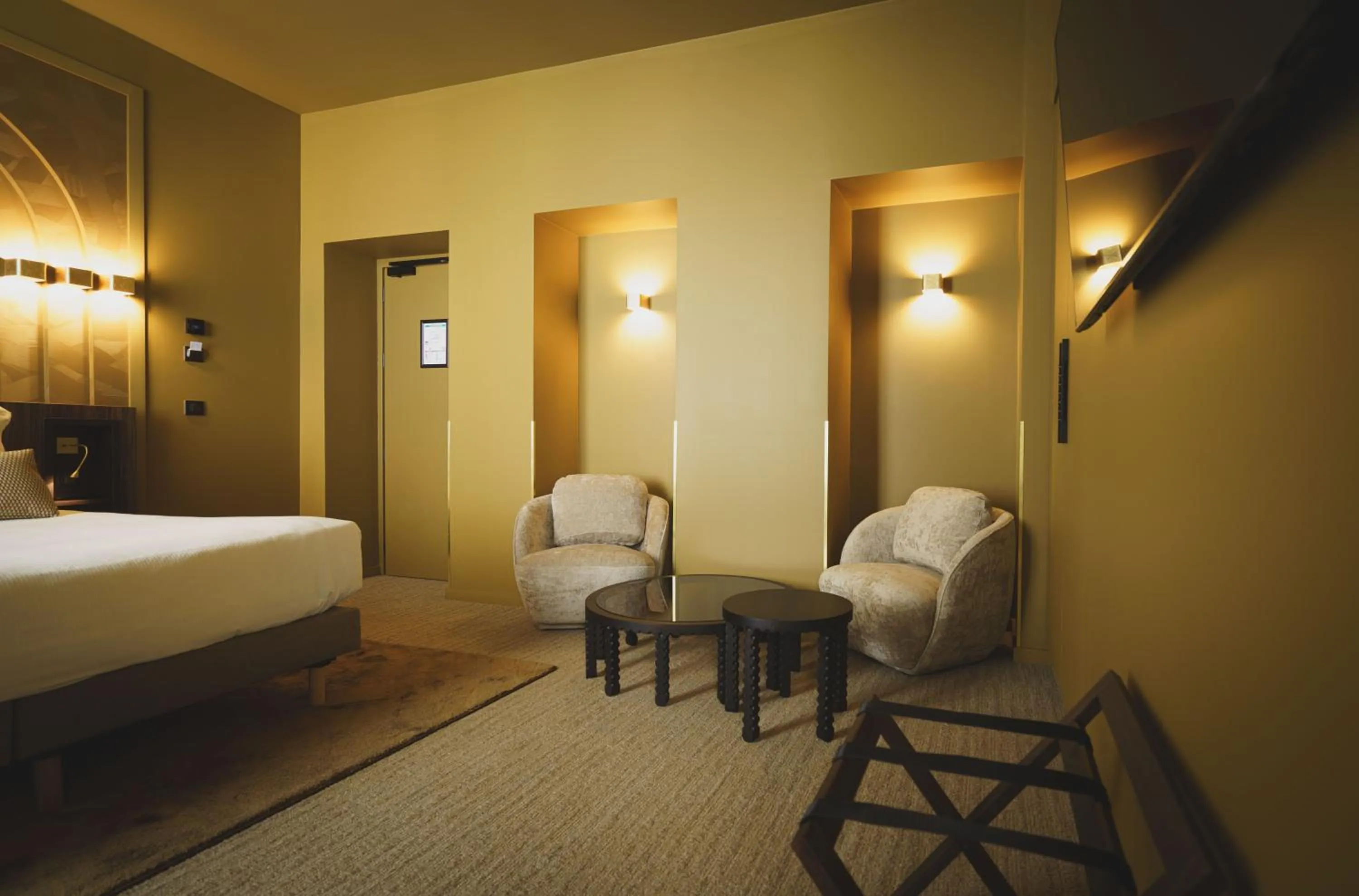 Deluxe Room with Bath and Shower in Hotel Gounod Fully Renovated