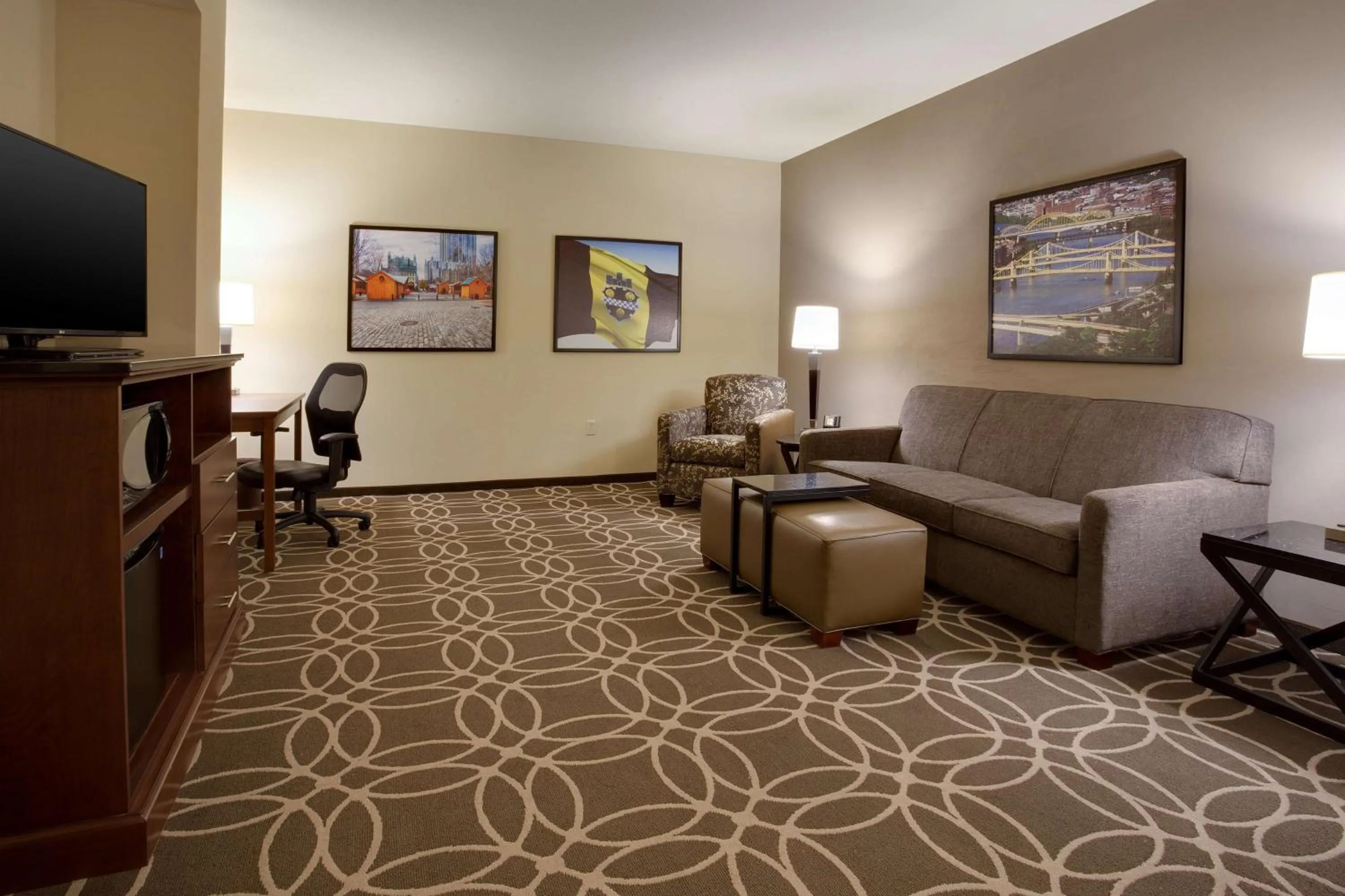Superior Queen Suite with Sofa Bed - Hearing Accessible in Drury Plaza Hotel Pittsburgh Downtown