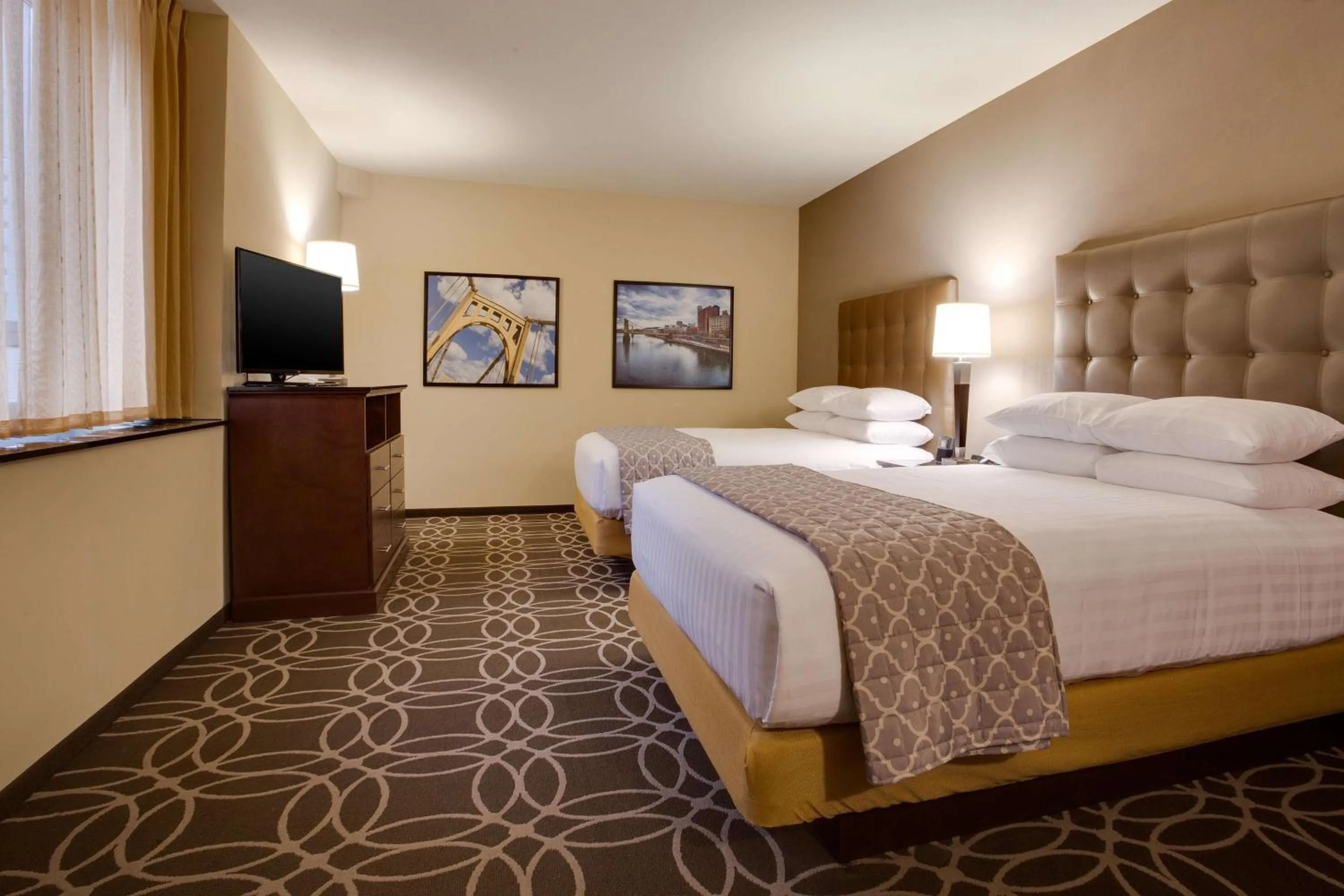 Queen Suite with Sofa Bed - Hearing Accessible, Tub in Drury Plaza Hotel Pittsburgh Downtown