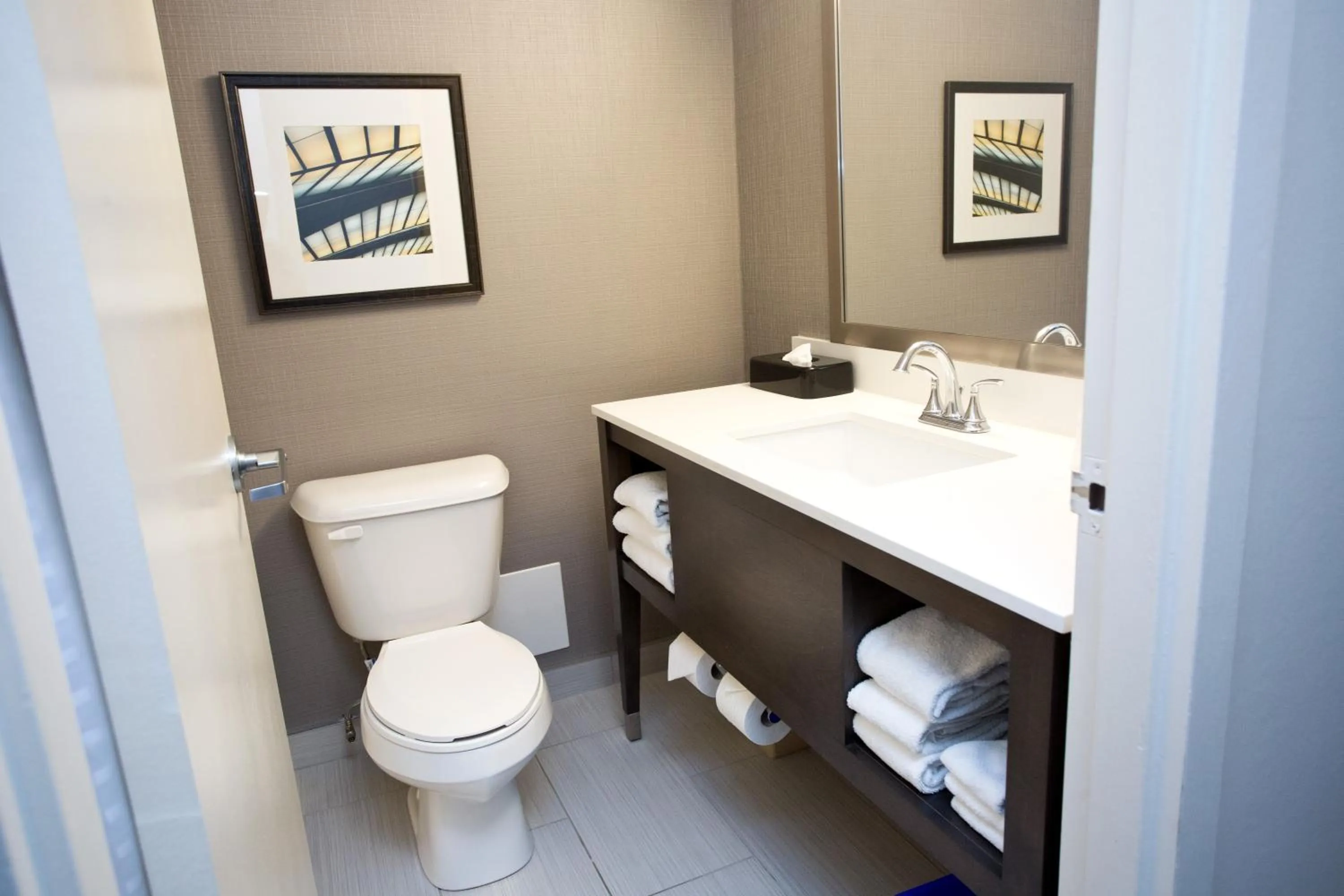 Standard King Room with City View in Holiday Inn Hotel Peterborough Waterfront by IHG