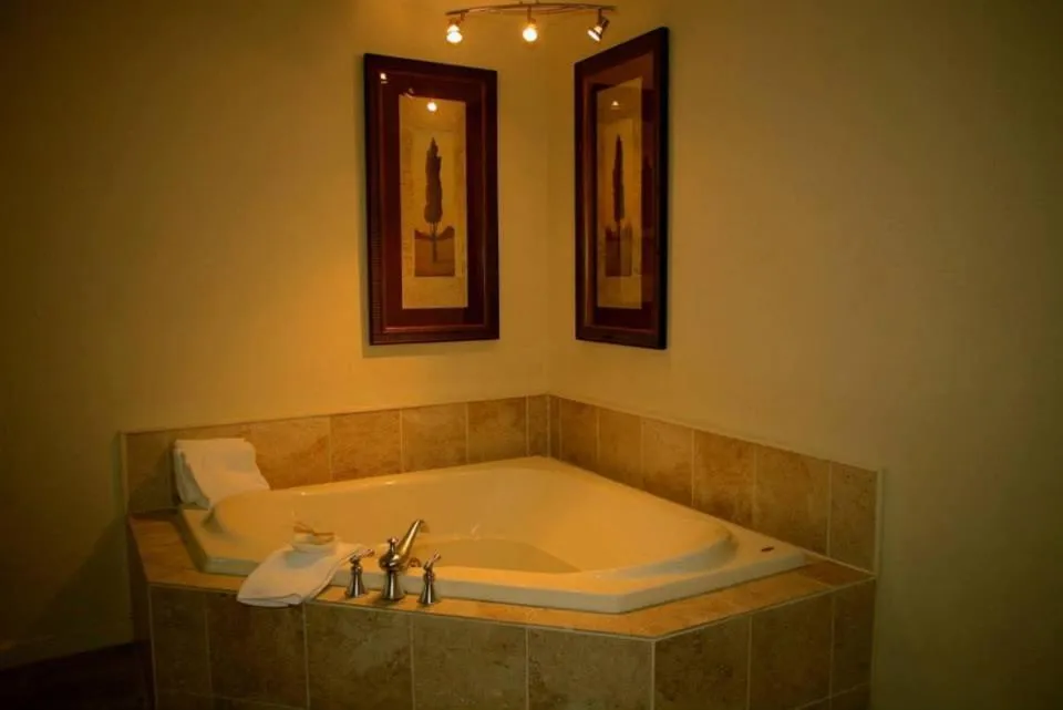 Queen Room with Spa Bath - Non Pet Friendly in The Upper Pass Lodge