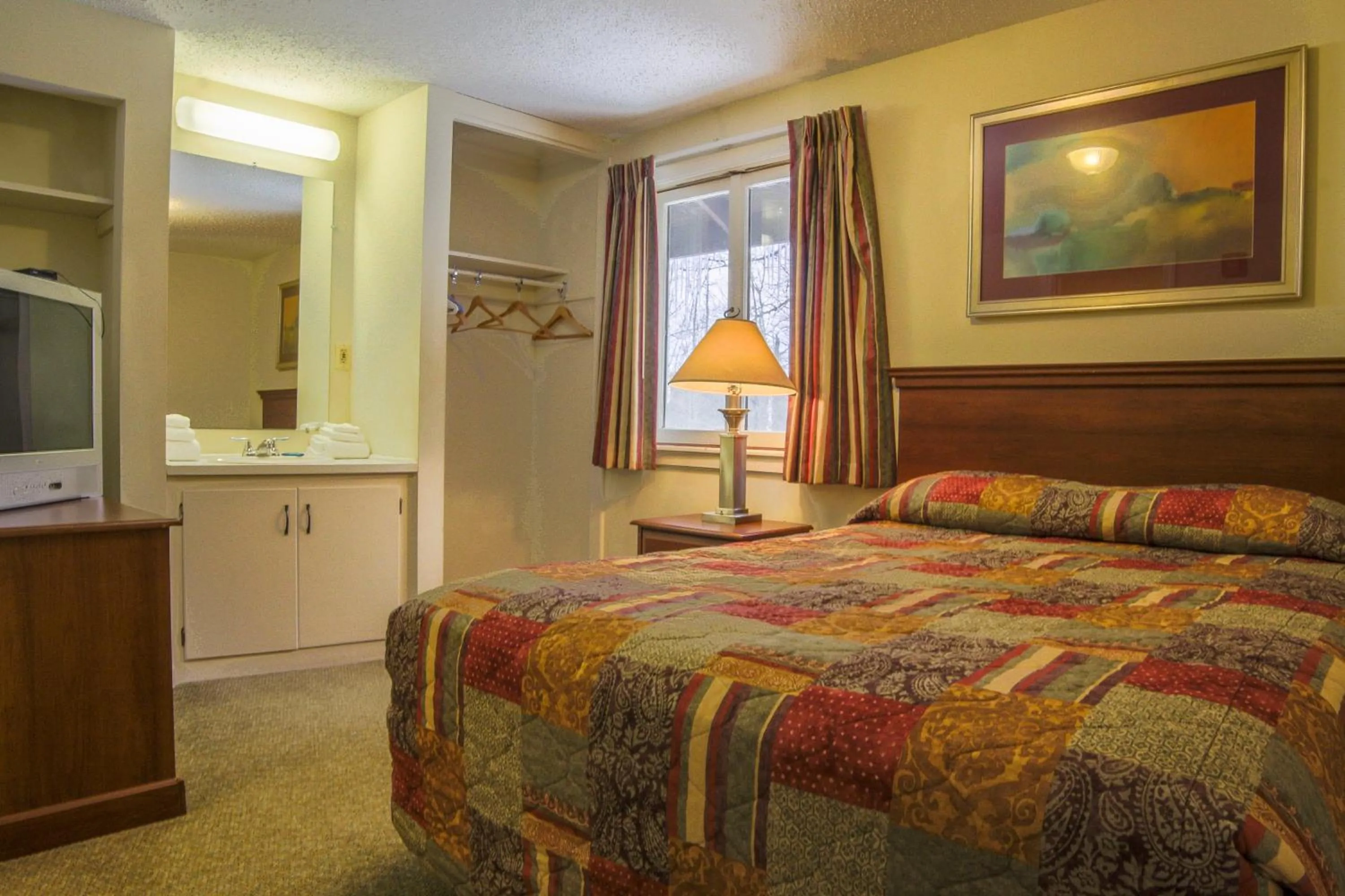 Deluxe Queen Room with Two Queen Beds in The Upper Pass Lodge