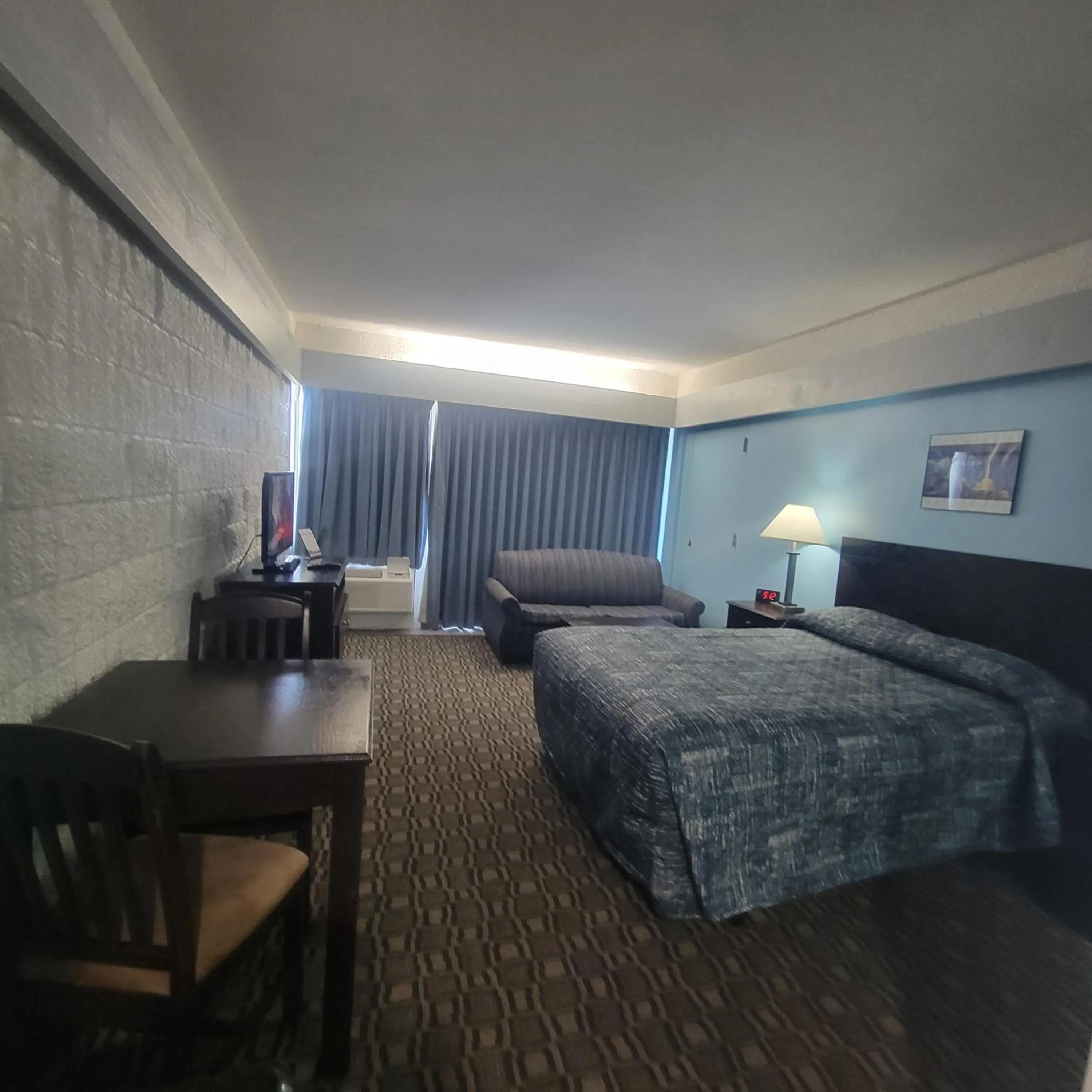 Standard Queen Room with North Partial Ocean View in Padre South Hotel On The Beach