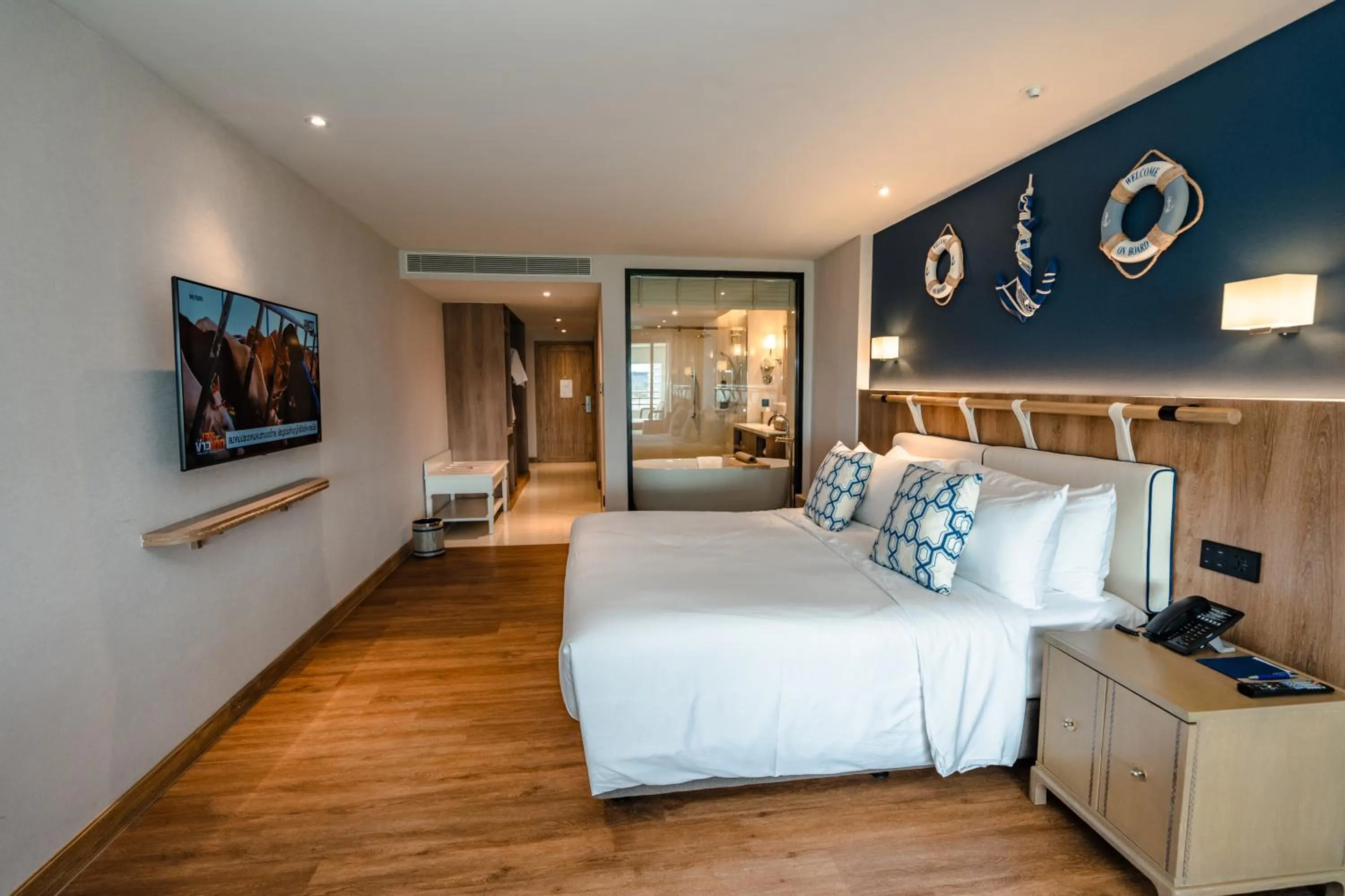 King Bed Premier Daybed Balcony in Ocean Marina Resort Pattaya Jomtien