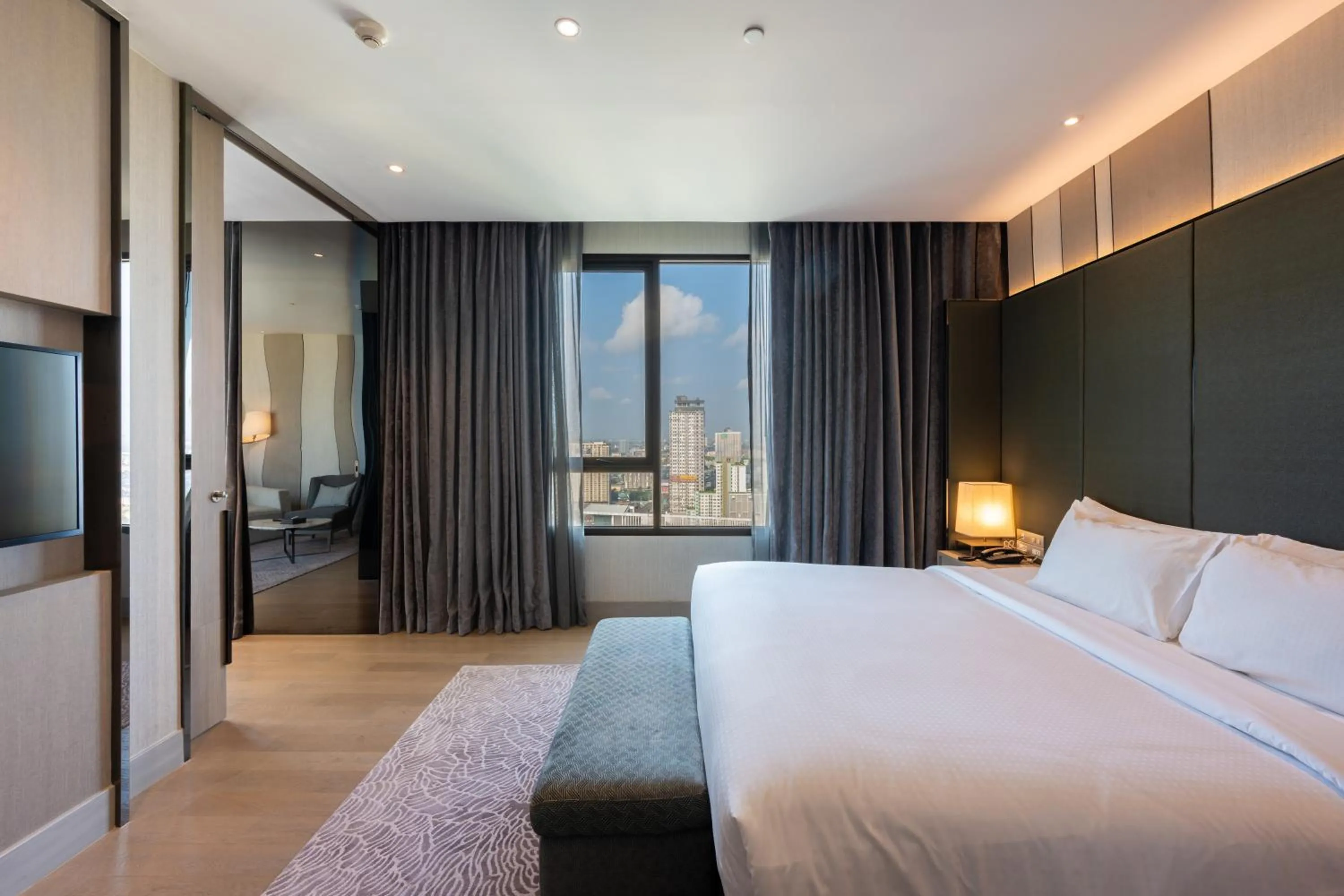 Executive Suite in Grand Richmond Stylish Convention Hotel