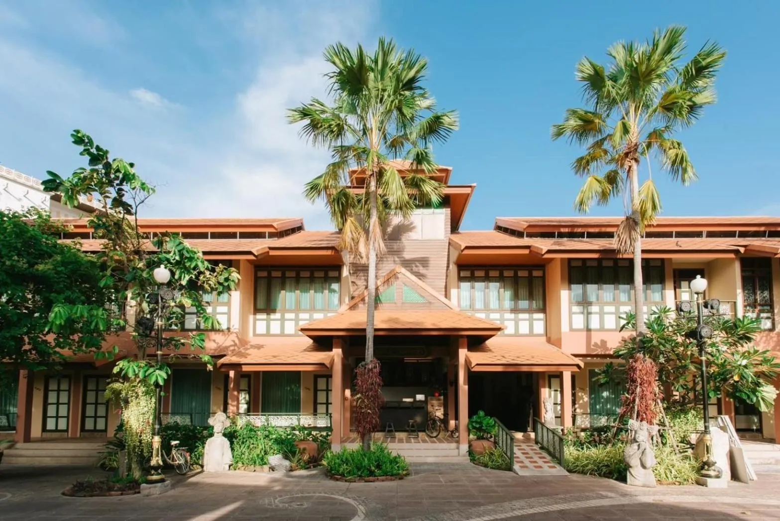 Superior in Chuchaiburi Sri Amphawa