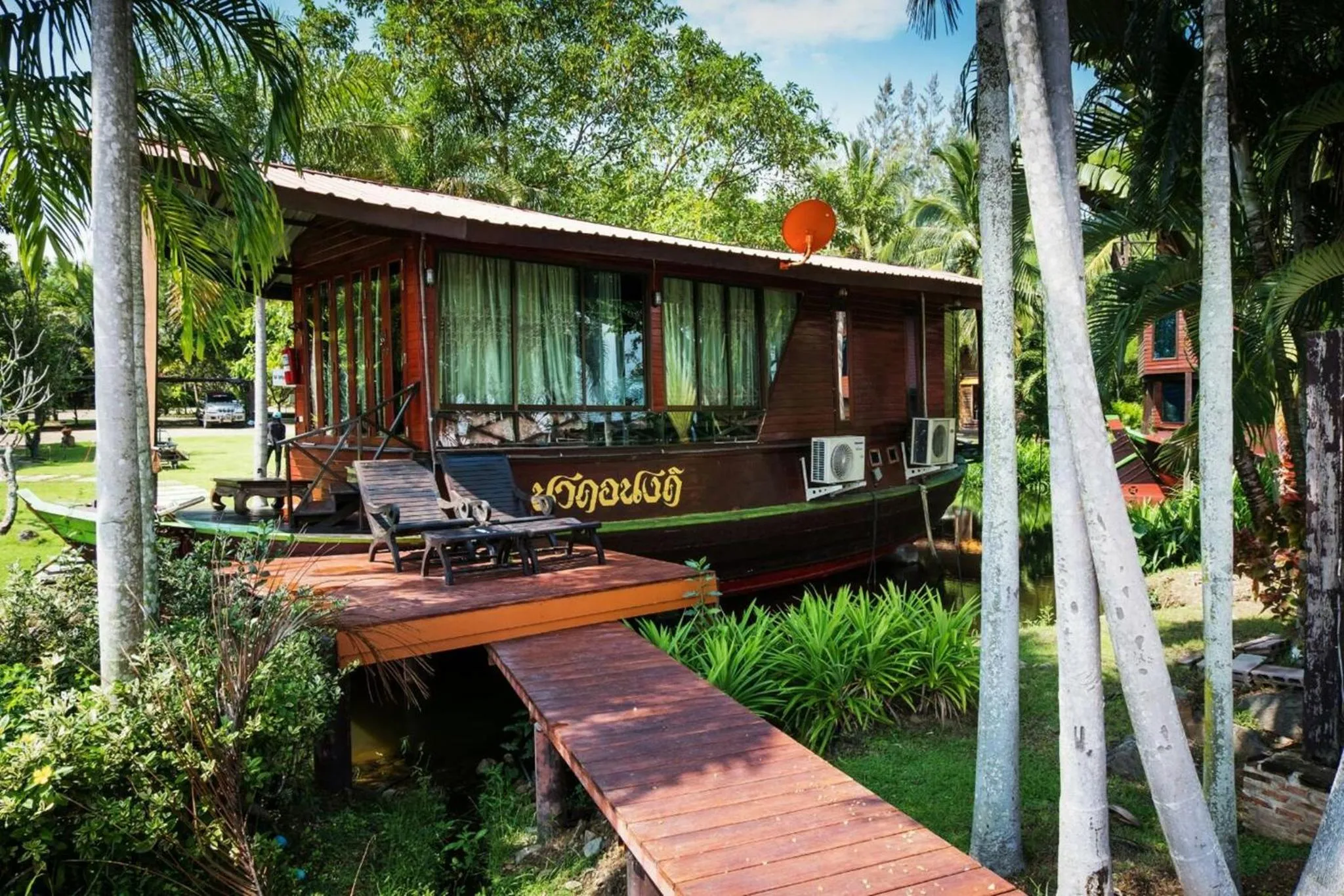 Suite with Lake View in Kaengkrachan Boathouse Paradise Resort