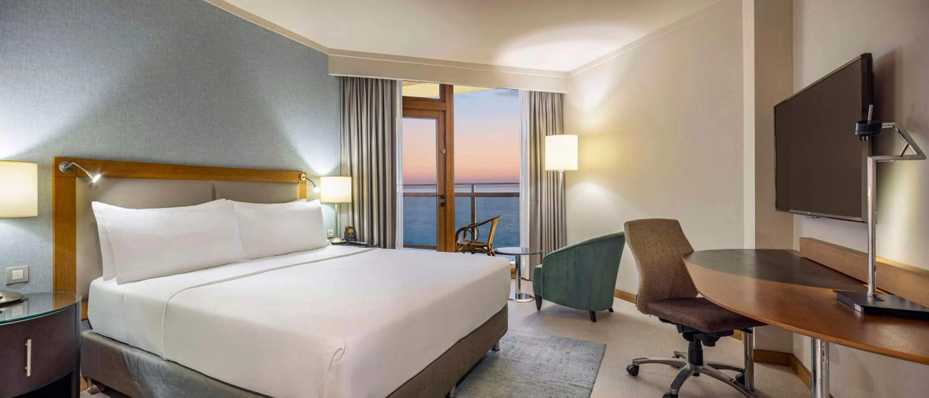 Deluxe King Room with Sea View in Mersin HiltonSA