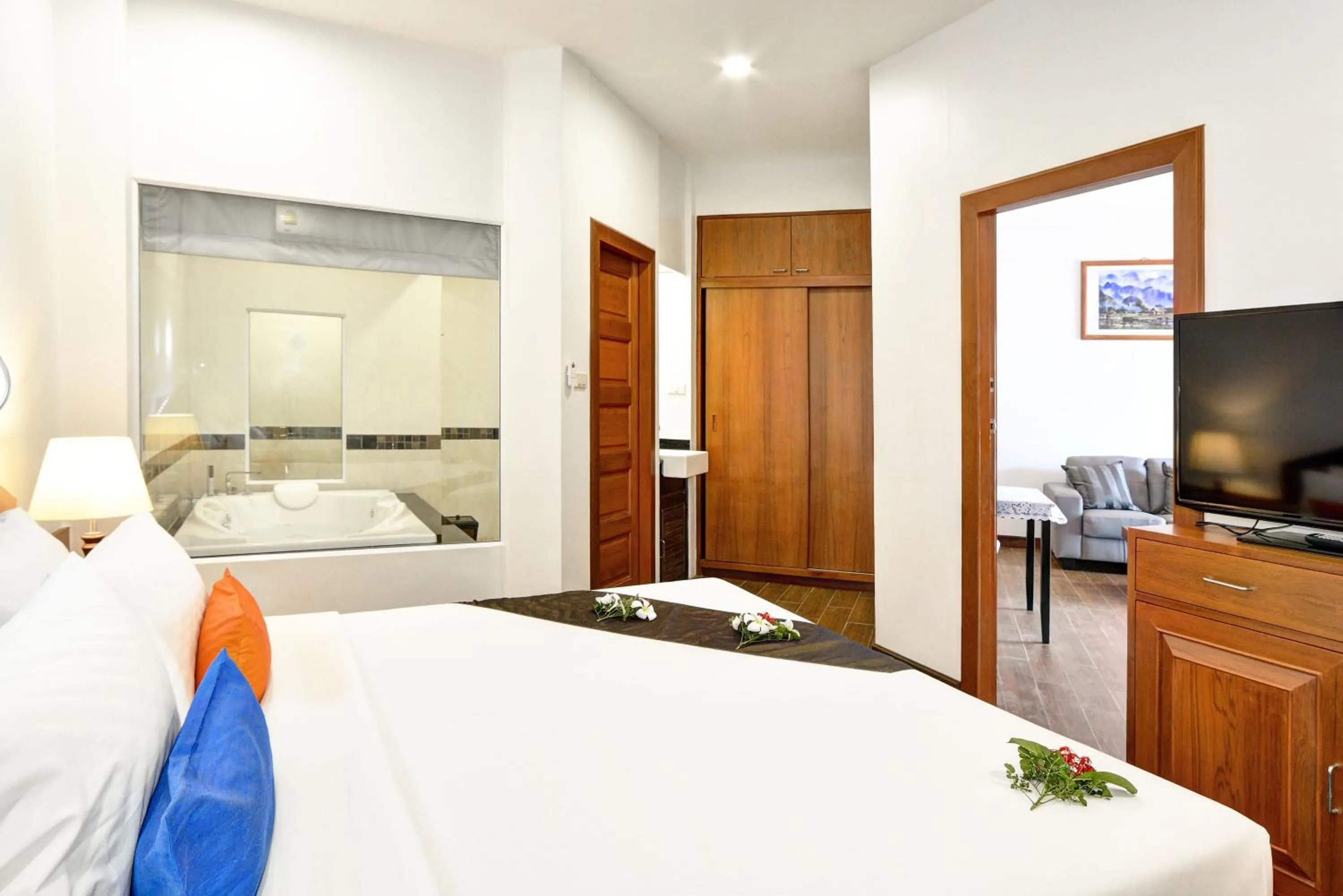 Deluxe Suite with Spa Bath in Aloha Resort