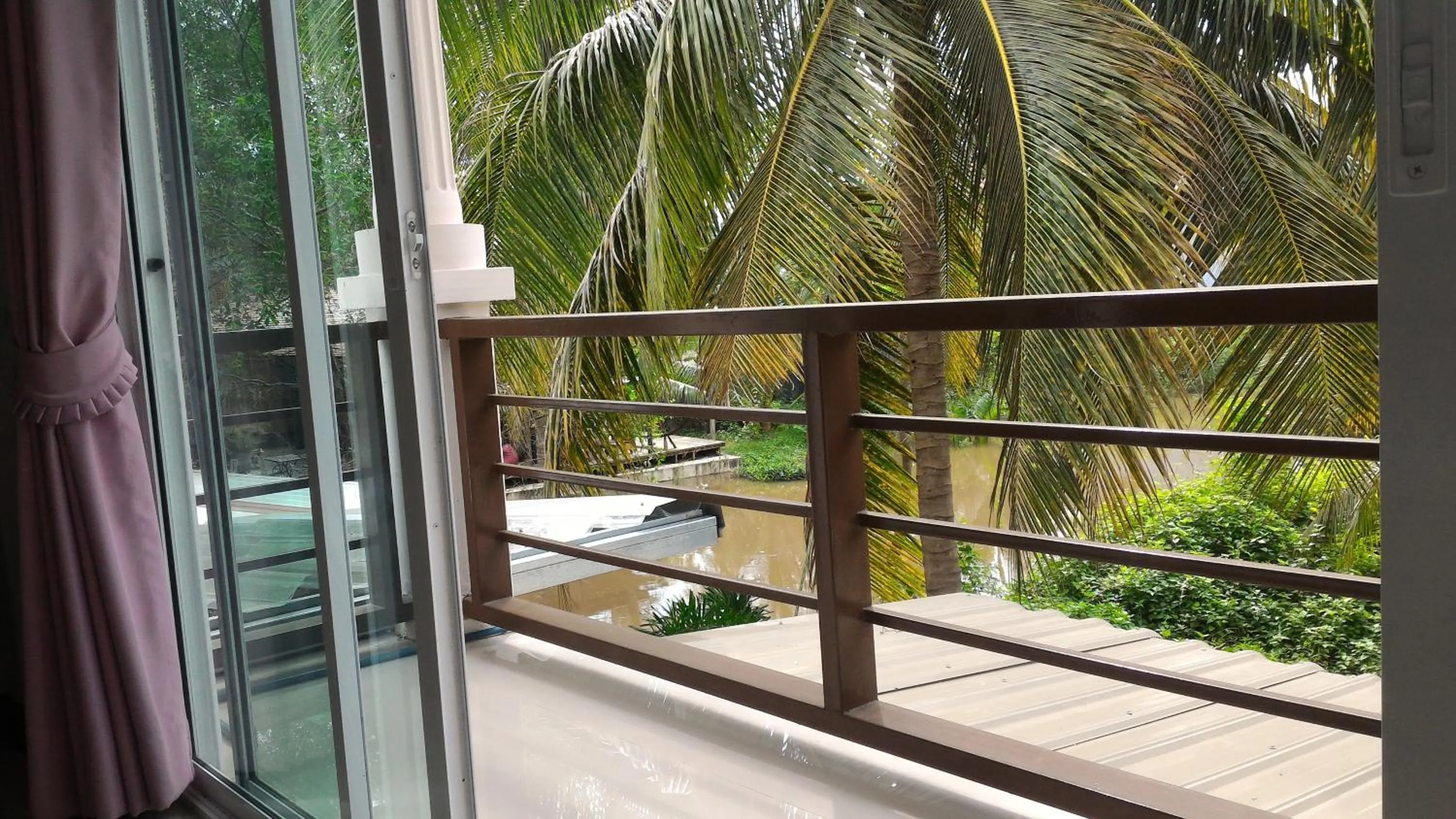 Deluxe Double Room with Balcony in Aple Homestay