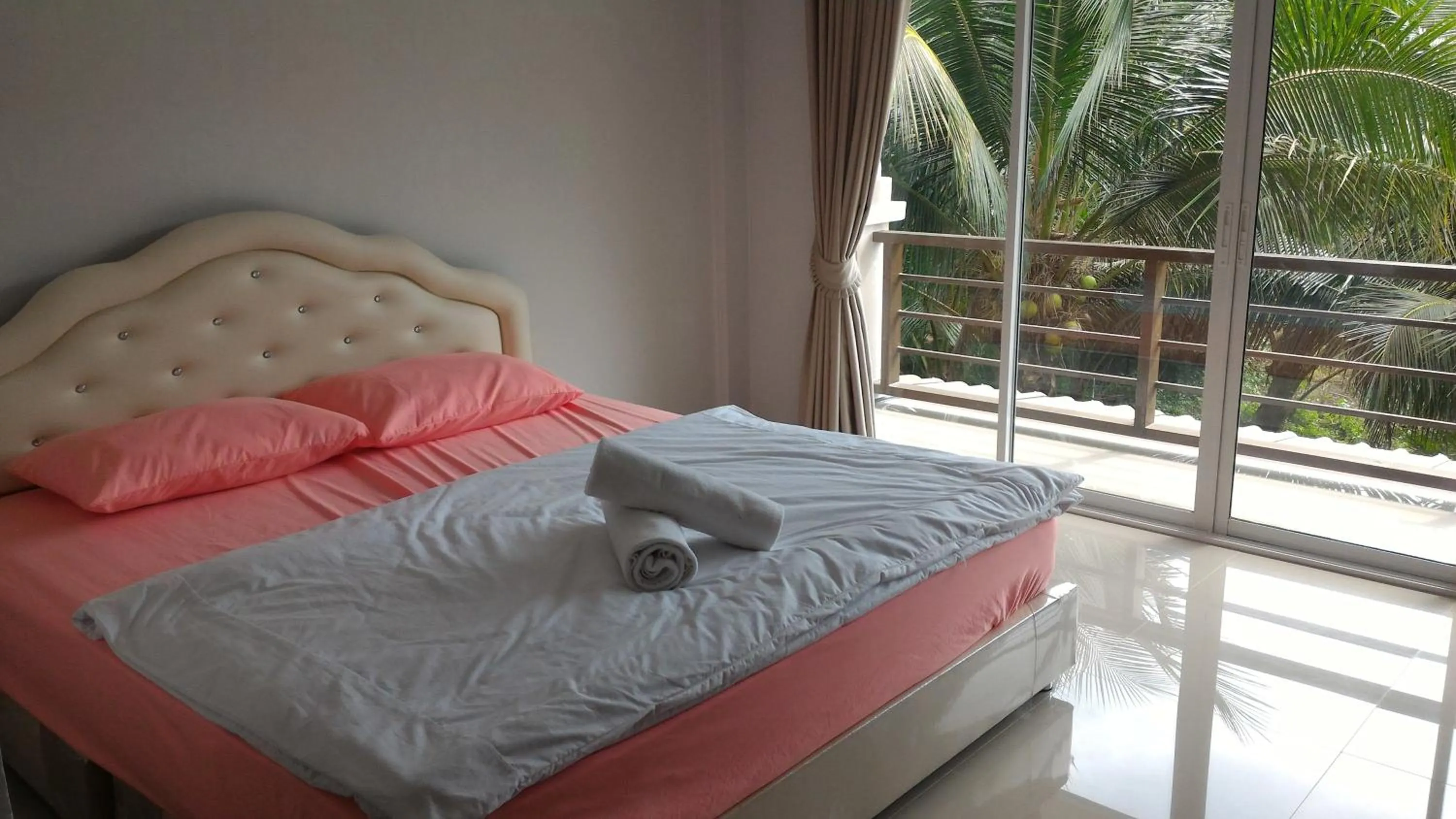 Deluxe Double Room with Balcony in Aple Homestay