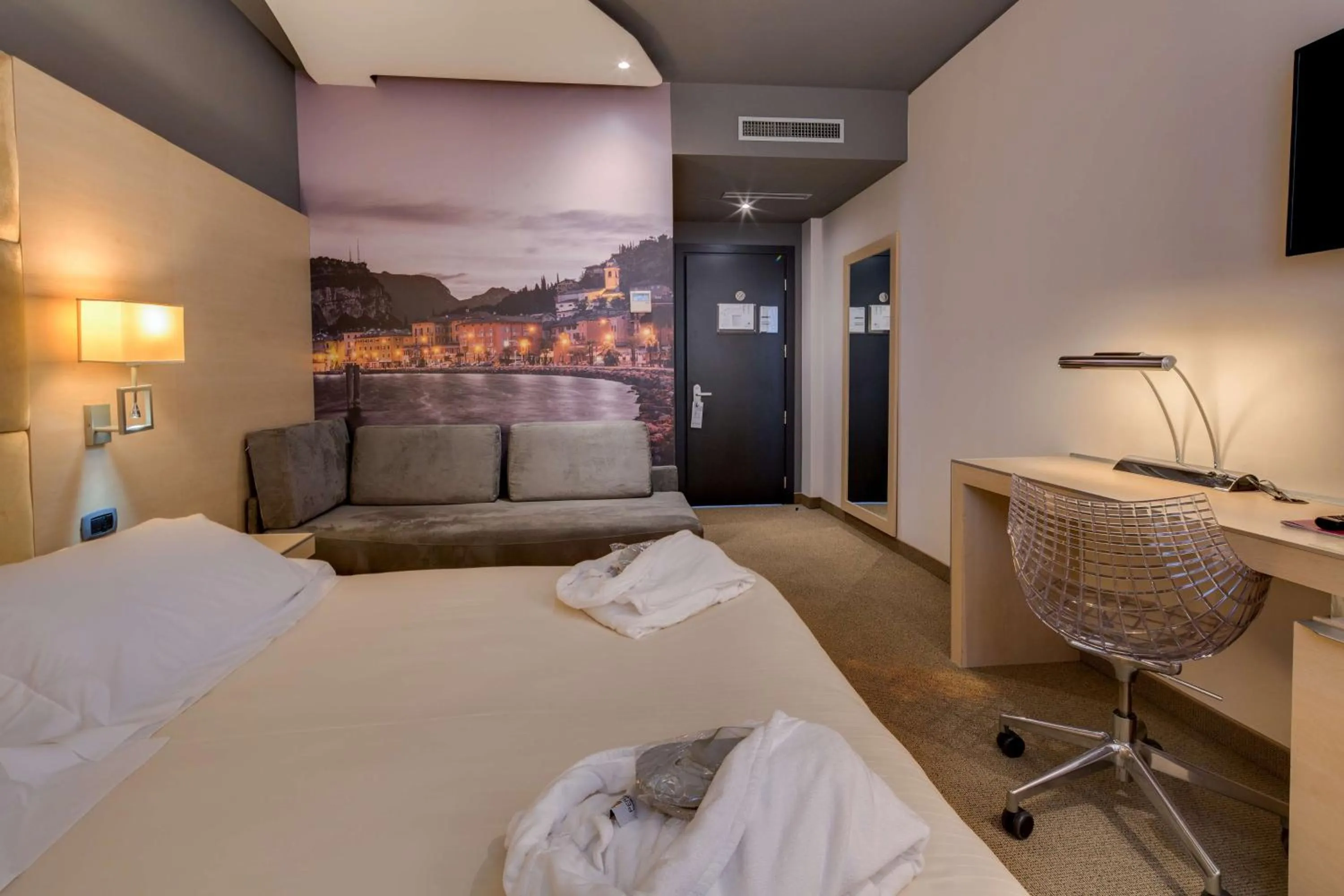 Junior Queen Suite in Best Western Plus Hotel Expo