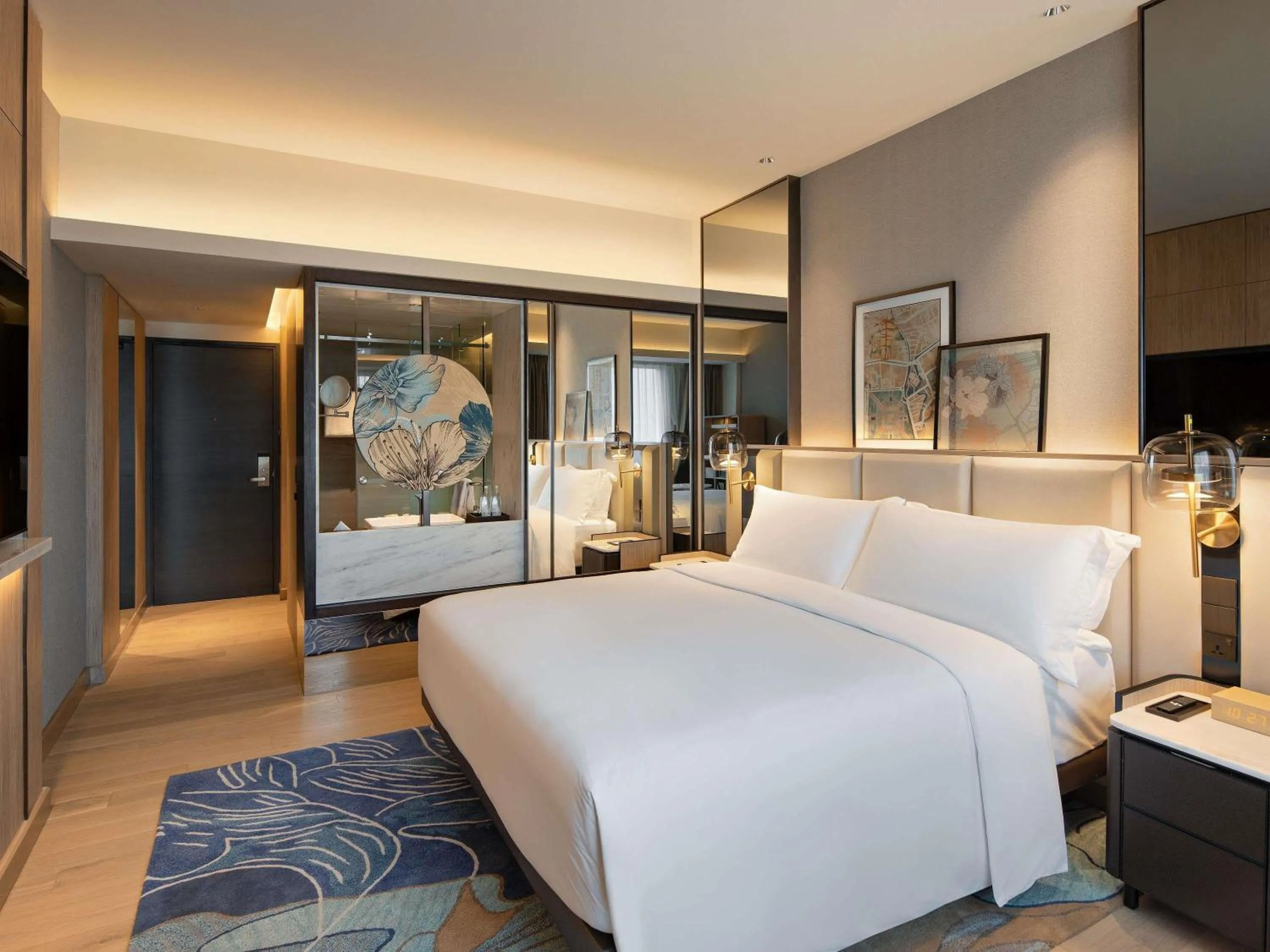 Executive Queen Room with One Queen Bed in Mövenpick Hotel Jakarta City Centre