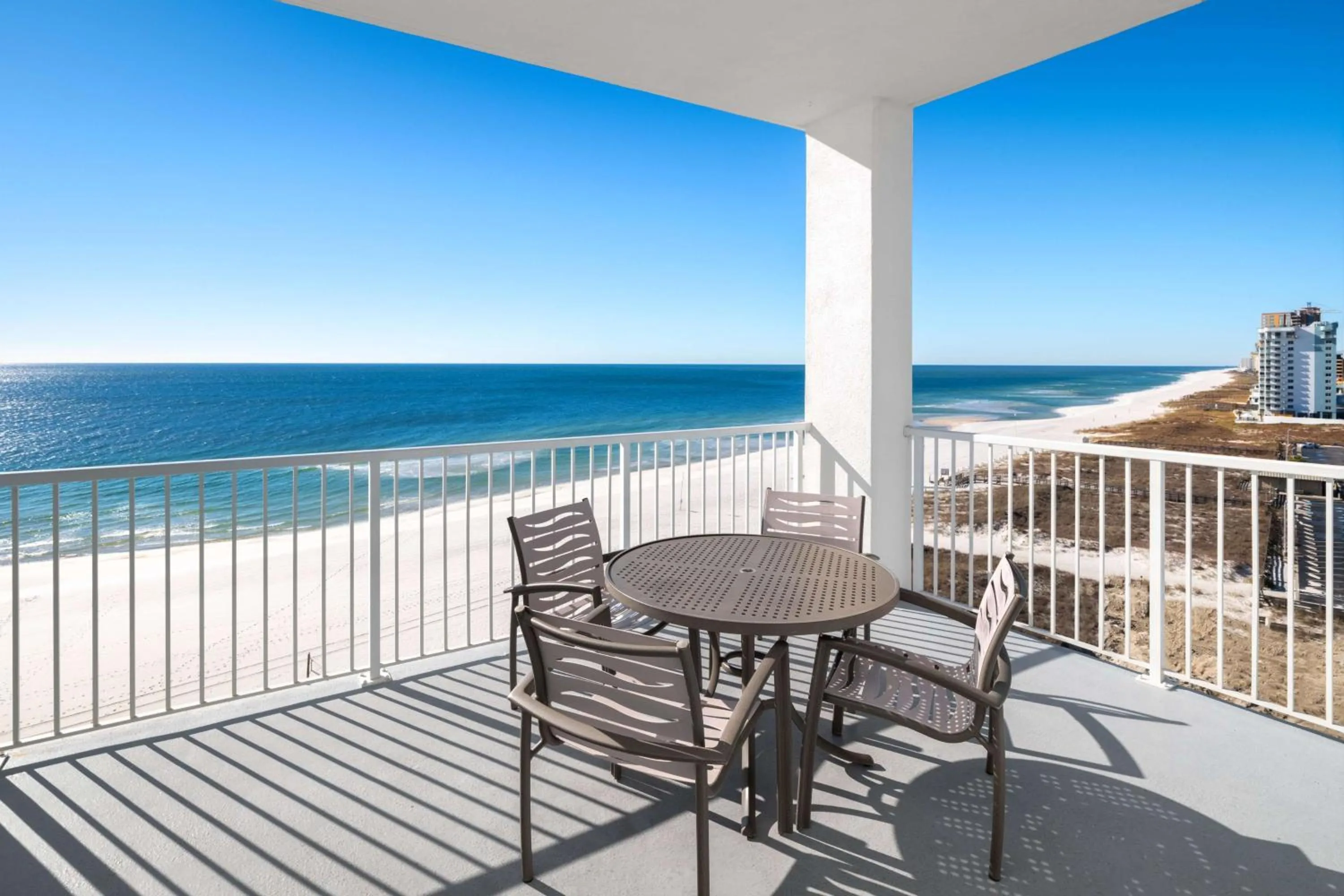 Corner King Suite with Bunk Beds and Sofa Bed - Bath Tub/Beach Front/Mobility Accessible in Best Western Premier - The Tides