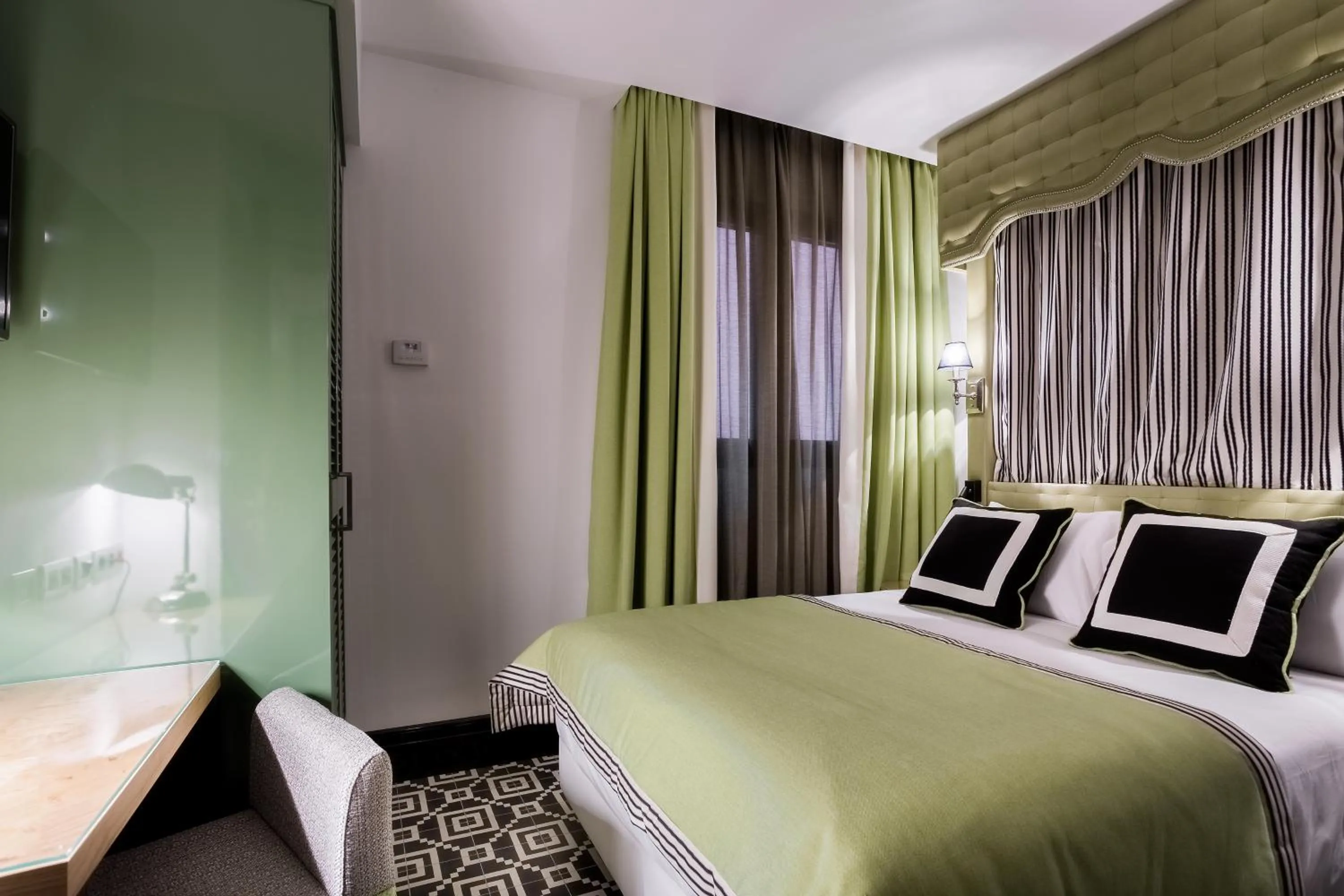 Interior Basic Double Room in Room Mate Anna, Barcelona