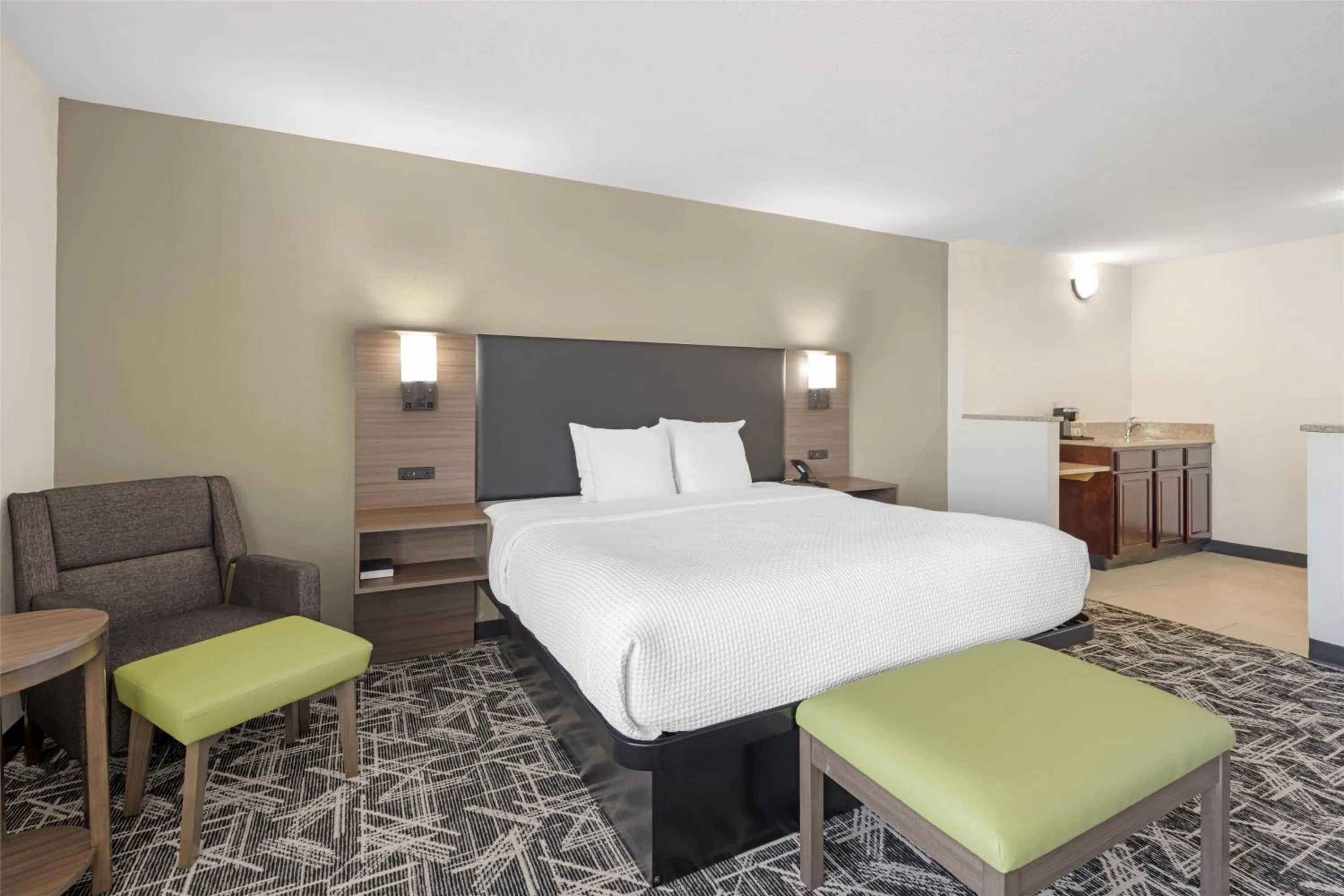 Executive King Suite with Queen Sofa Bed, Spa Bath and Wet Bar - Non-Smoking in Best Western Plus York Hotel and Conference Center