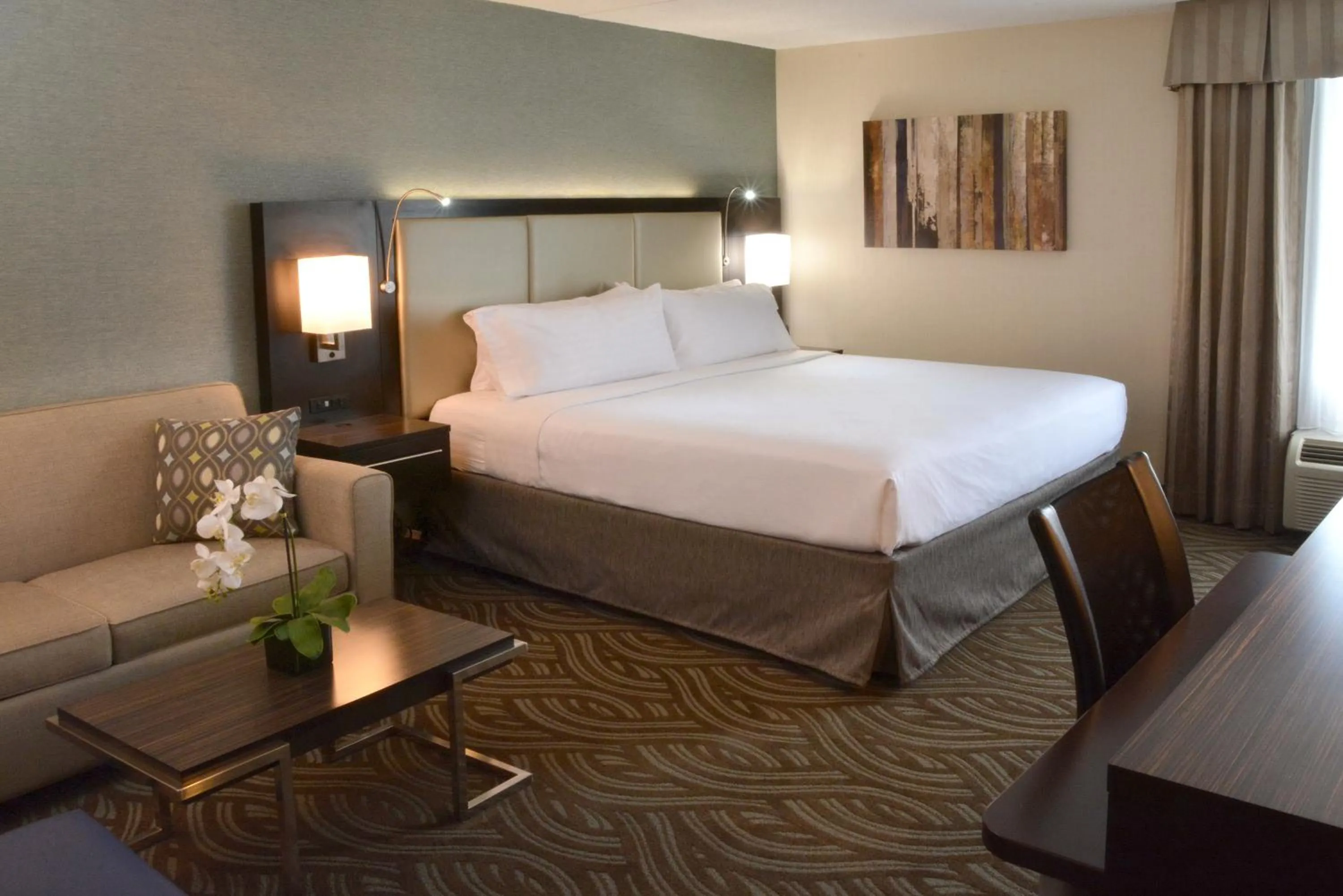 Standard King Room with Sofa Bed in Holiday Inn Youngstown-South - Boardman by IHG