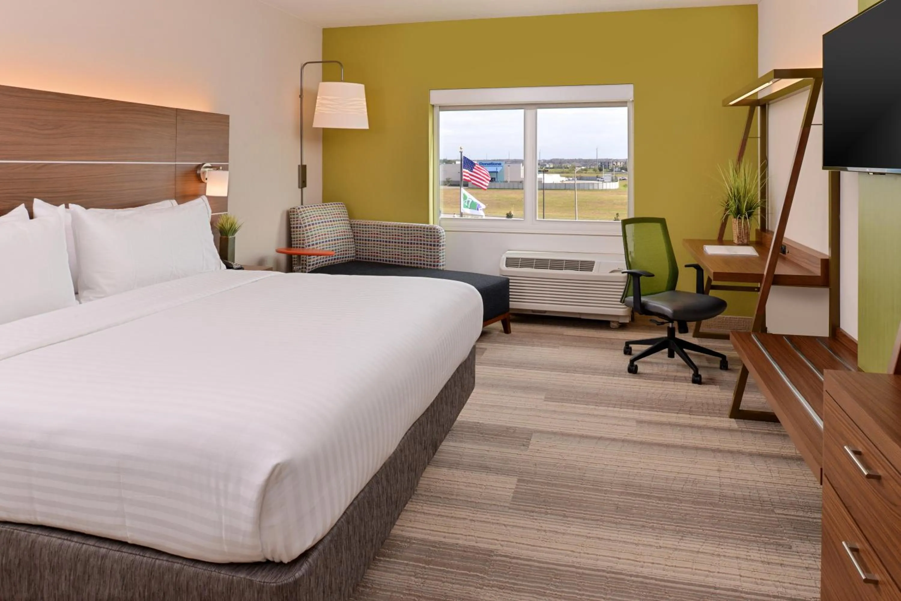 Standard King Room - Communications Accessible in Holiday Inn Express & Suites Salem by IHG