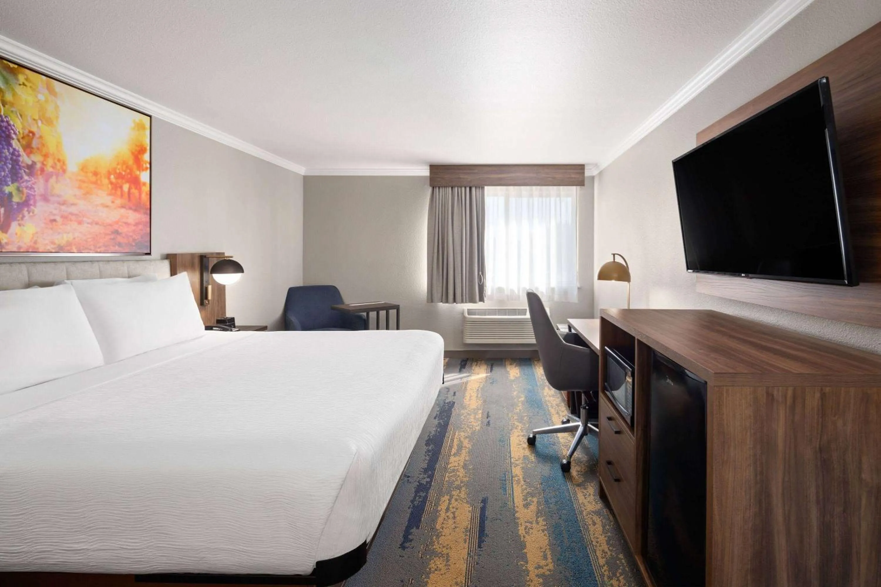 King Room with Roll-In Shower - Mobility Access/Non-Smoking in La Quinta Inn & Suites by Wyndham Yakima Downtown