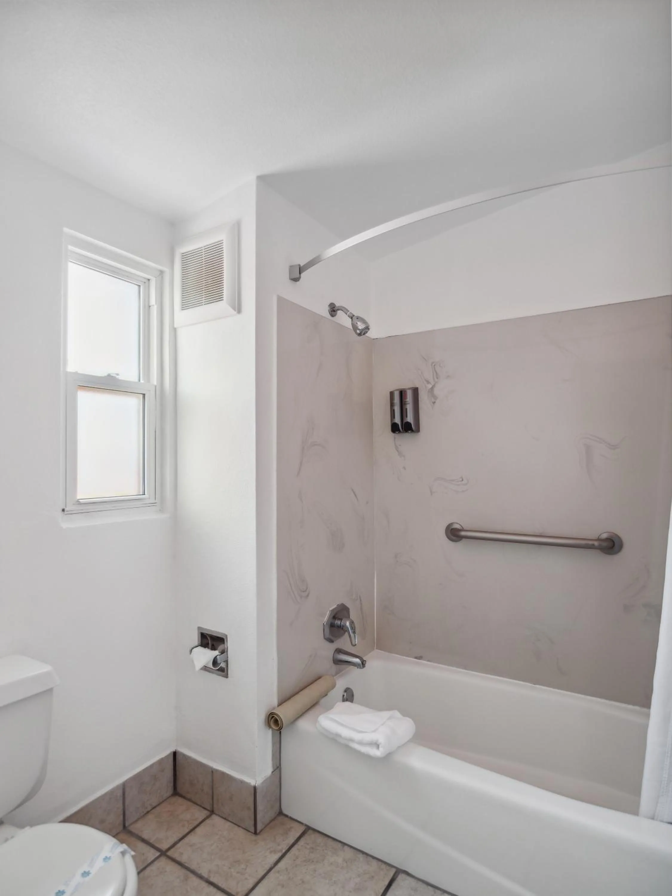 Standard King Room in Discovery Inn Monterey Bay